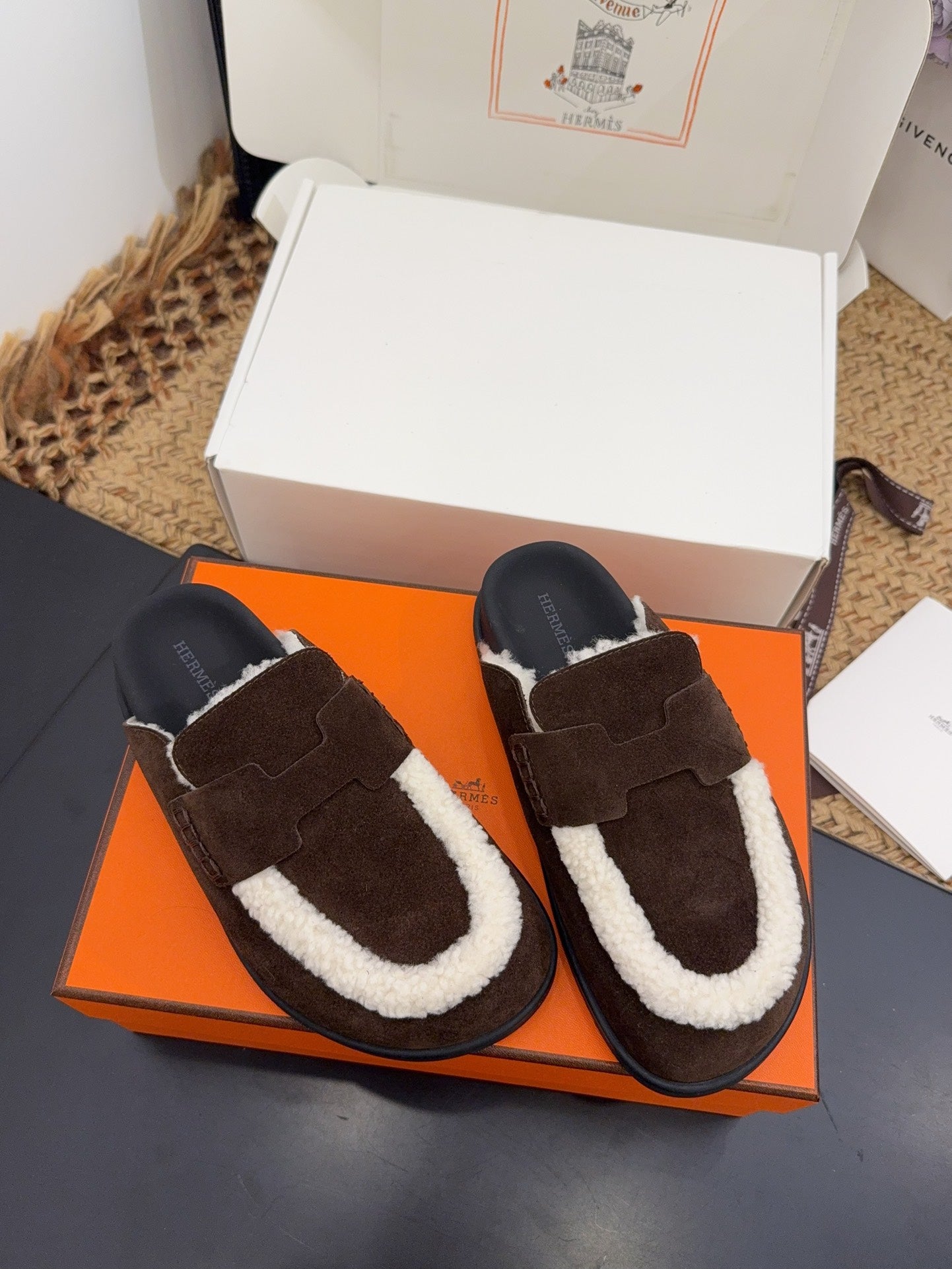 HERMES 25S MULE IN DARK CHOCOLATE BROWN SUEDE MIX WHITE SHEARLING