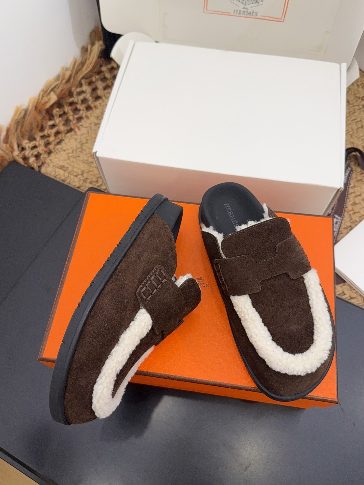 HERMES 25S MULE IN DARK CHOCOLATE BROWN SUEDE MIX WHITE SHEARLING
