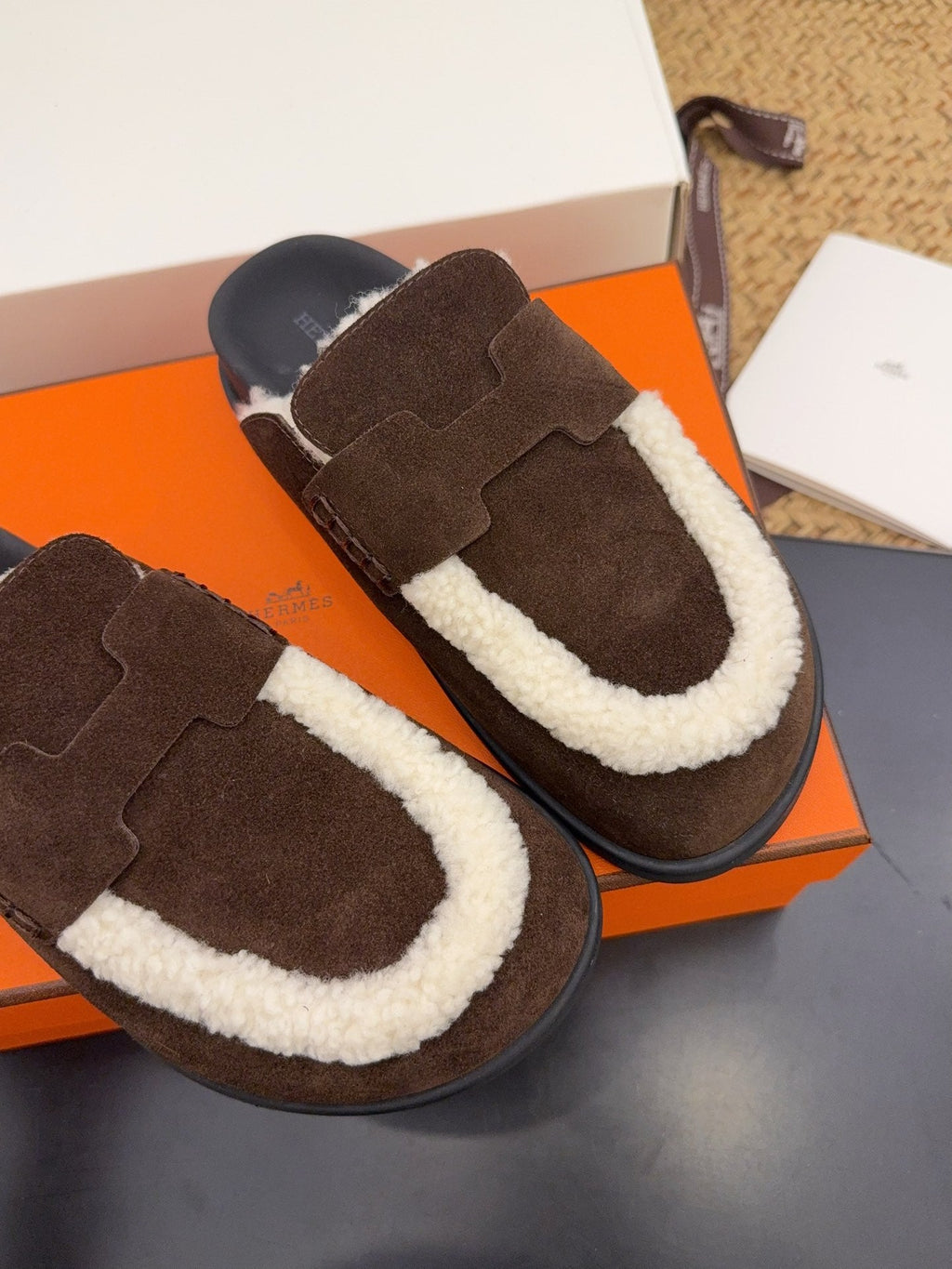 HERMES 25S MULE IN DARK CHOCOLATE BROWN SUEDE MIX WHITE SHEARLING