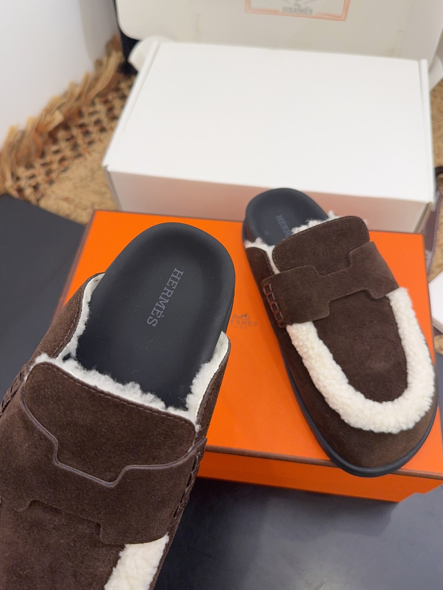 HERMES 25S MULE IN DARK CHOCOLATE BROWN SUEDE MIX WHITE SHEARLING