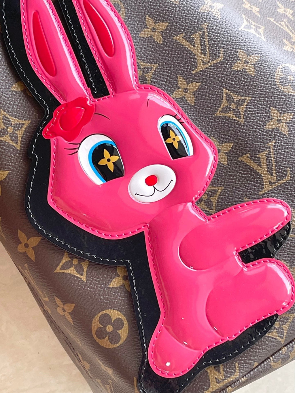 LOUIS VUITTON NEVERFULL MM 31 IN BROWN MONOGRAM CANVAS WITH PINK RABBIT PATCH