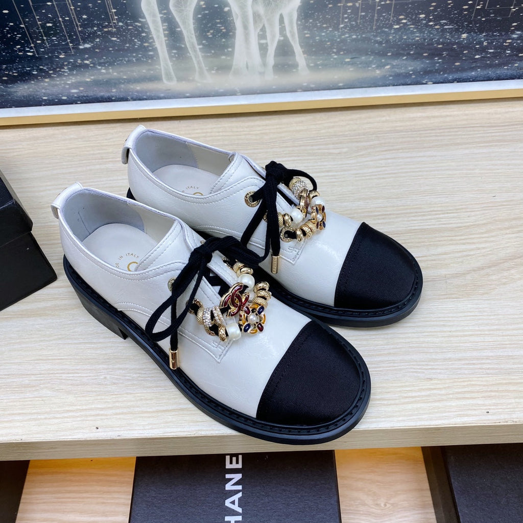 CHANEL COMBAT OXFORD SHOES IN WHITE WRINKLED CALFSKIN AND BLACK GROSGRAIN WITH FAUX PEARL