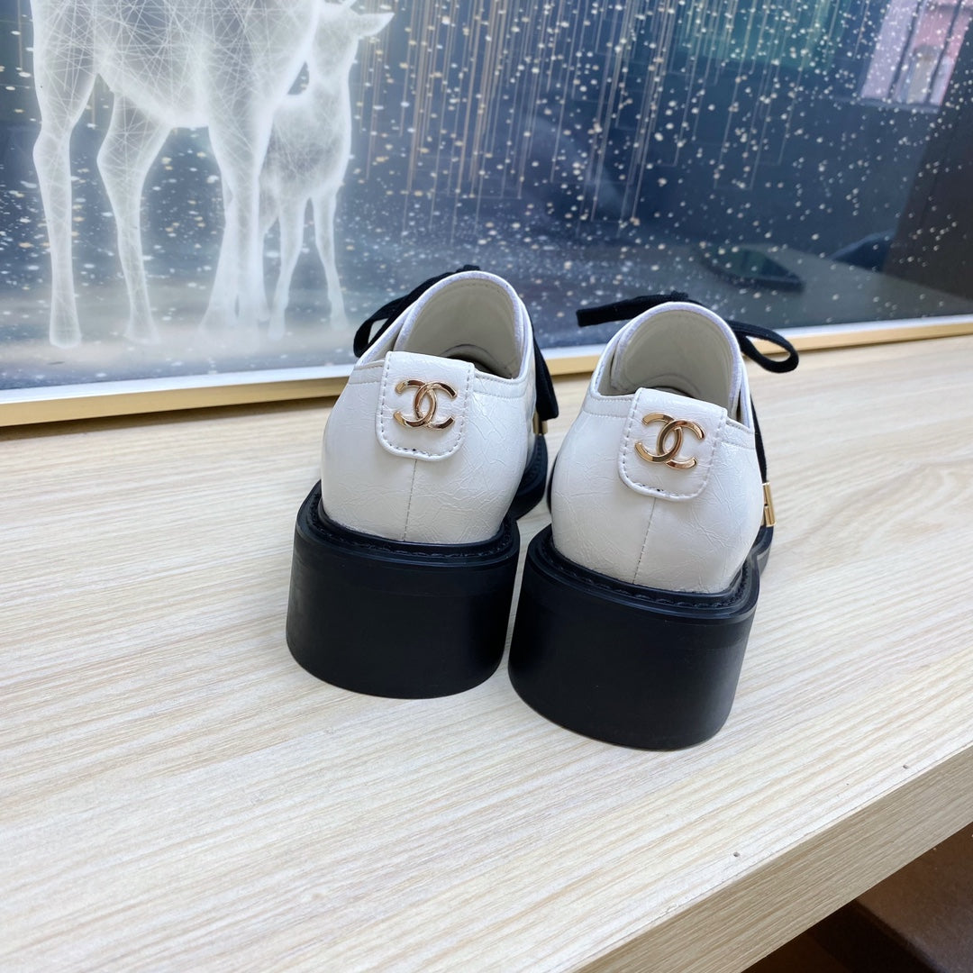 CHANEL COMBAT OXFORD SHOES IN WHITE WRINKLED CALFSKIN AND BLACK GROSGRAIN WITH FAUX PEARL