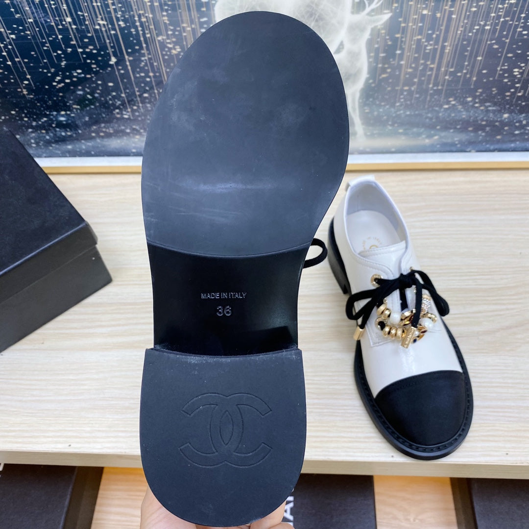 CHANEL COMBAT OXFORD SHOES IN WHITE WRINKLED CALFSKIN AND BLACK GROSGRAIN WITH FAUX PEARL