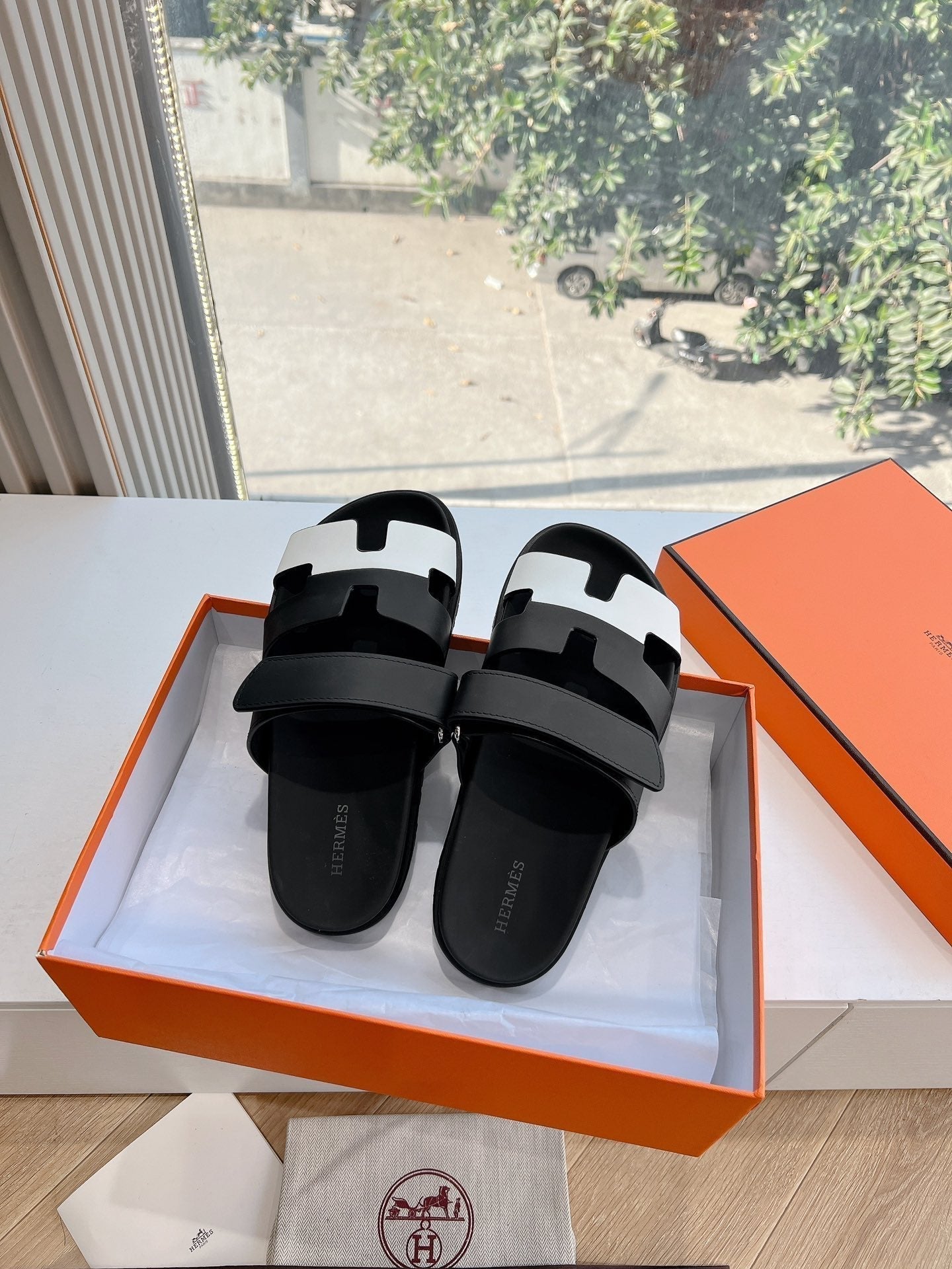 HERMES CHYPRE SANDAL IN BLACK MIX WHITE CALFSKIN