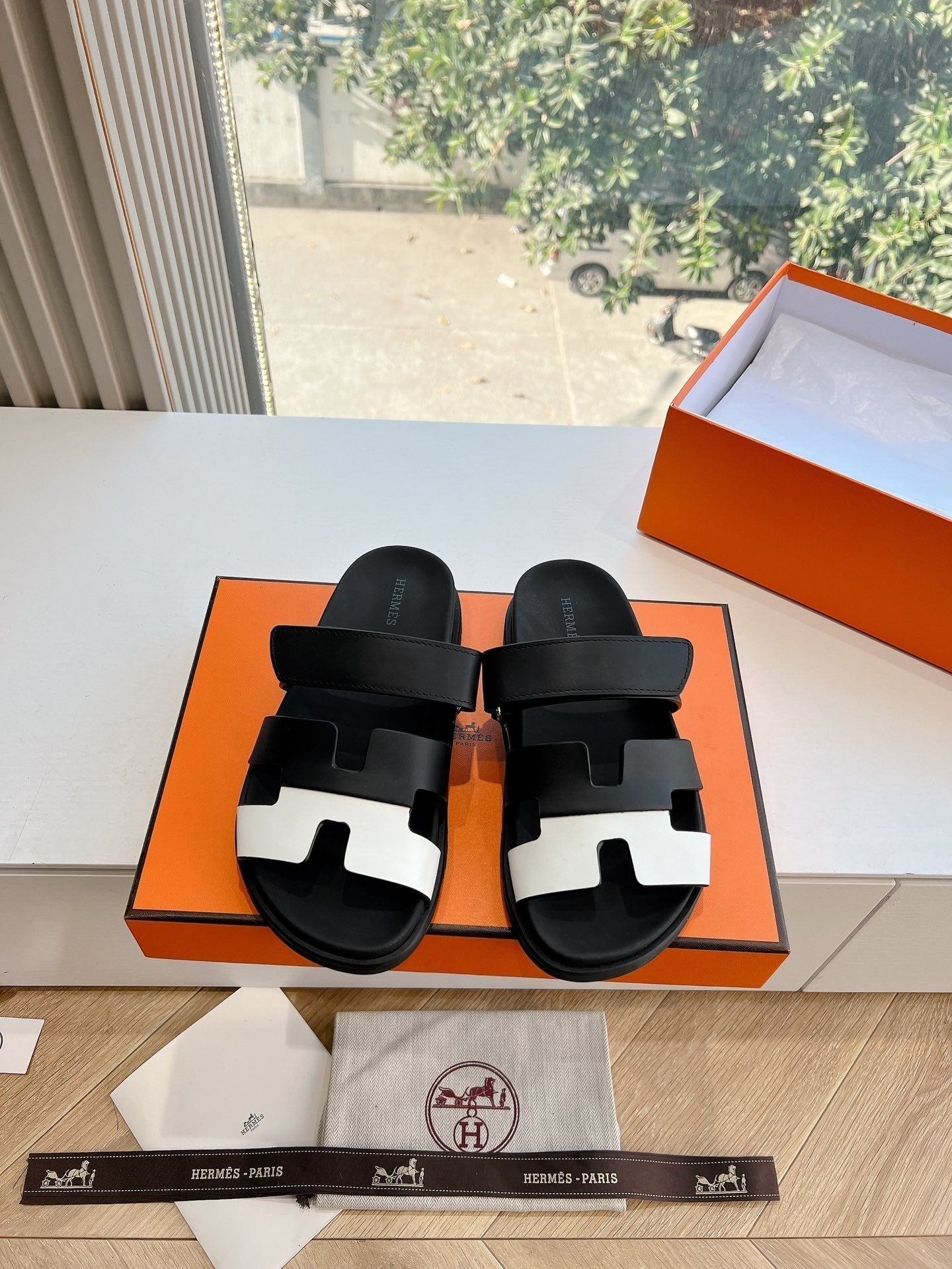 HERMES CHYPRE SANDAL IN BLACK MIX WHITE CALFSKIN