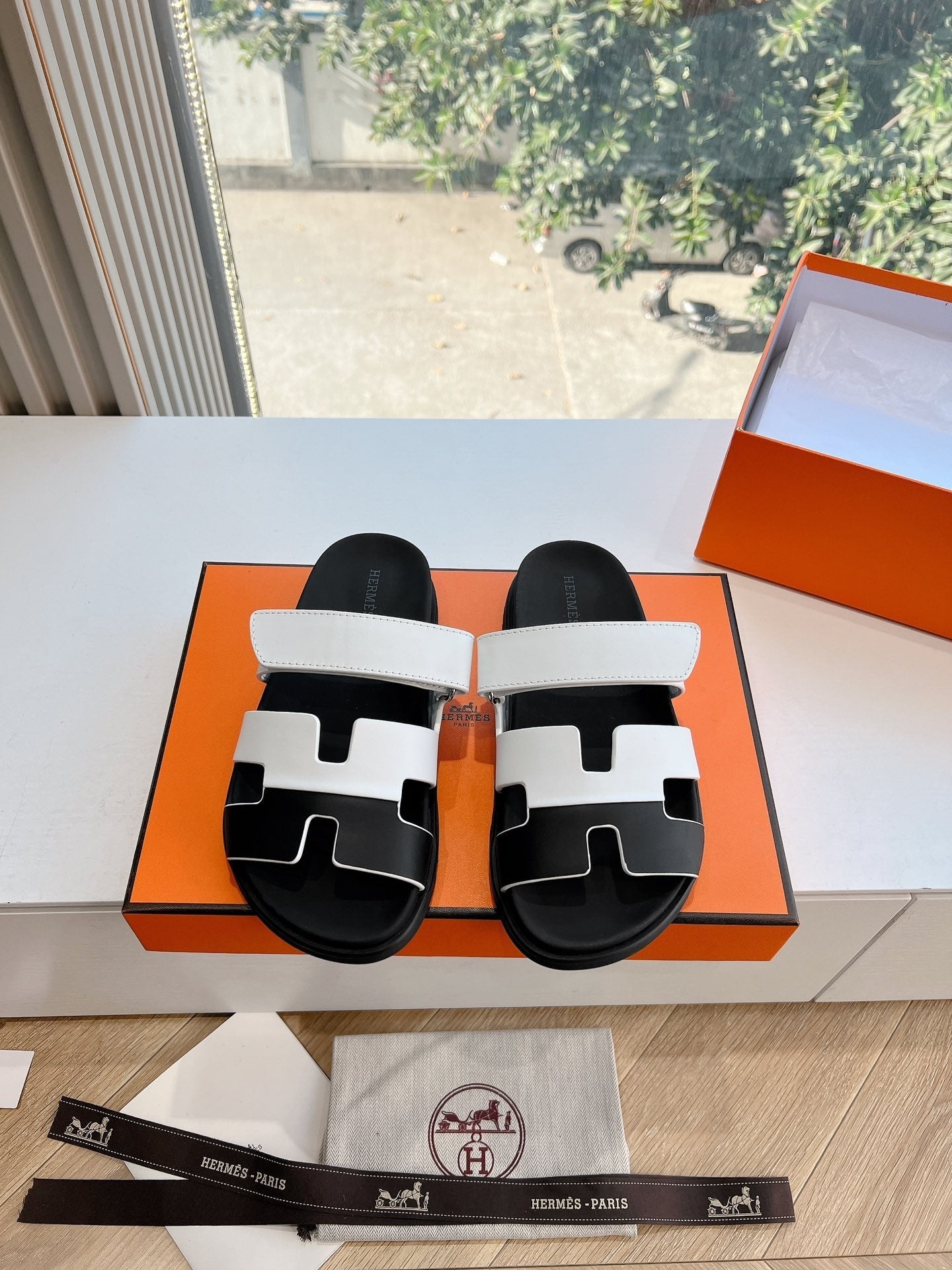 HERMES CHYPRE SANDAL IN WHITE MIX BLACK CALFSKIN