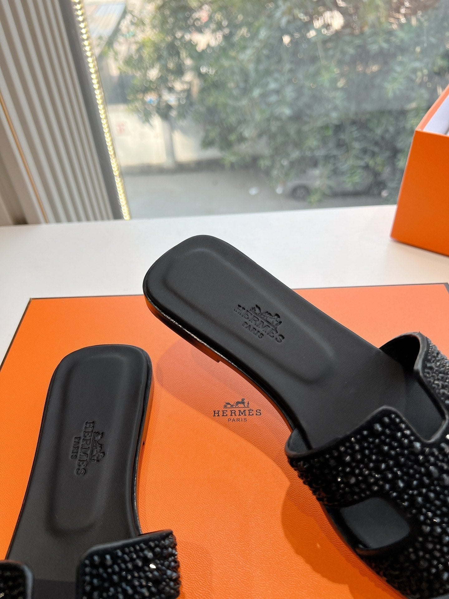 HERMES 0RAN SLIDE IN BLACK CALFSKIN WITH CRYSTALS