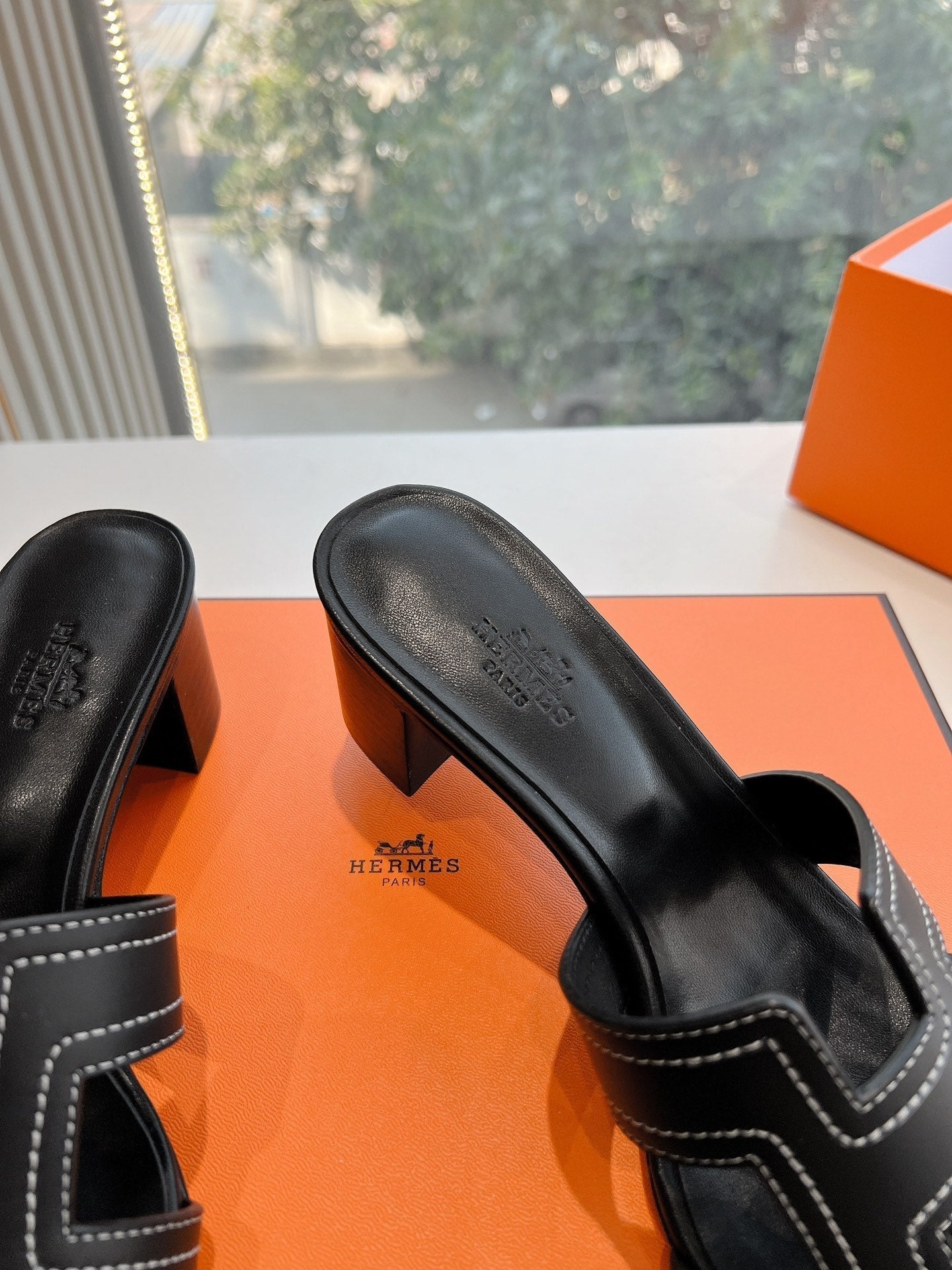 HERMES 0ASIS SANDAL IN BLACK MIX WHITE CALFSKIN