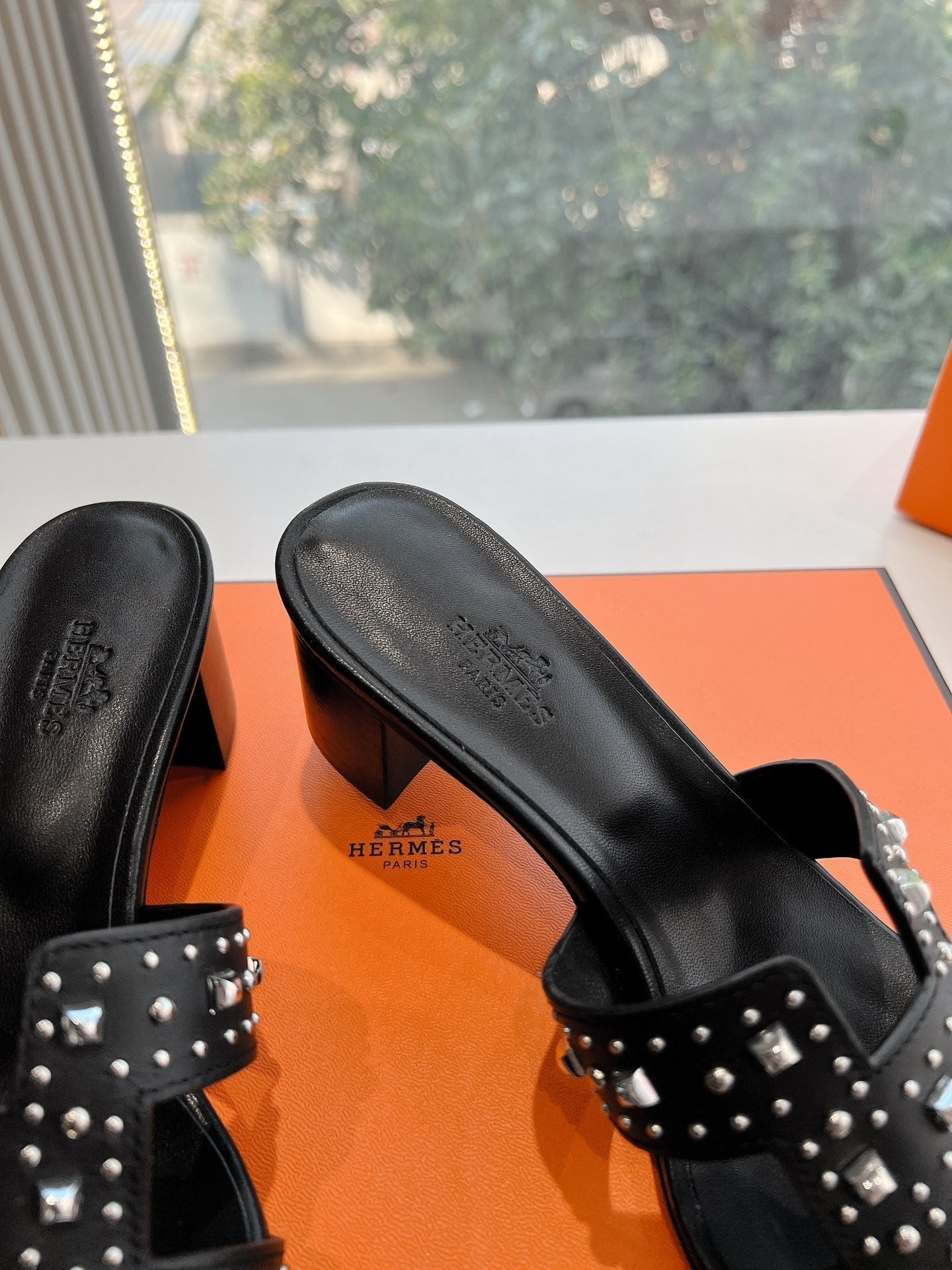 HERMES 0ASIS SANDAL IN BLACK CALFSKIN WITH STUD