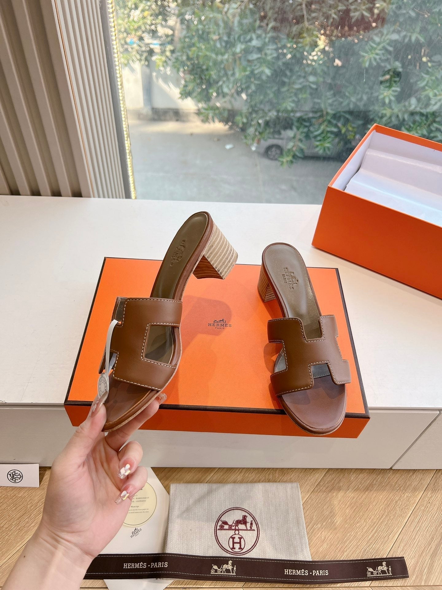 HERMES 0ASIS SANDAL IN CHOCOLATE BROWN CALFSKIN