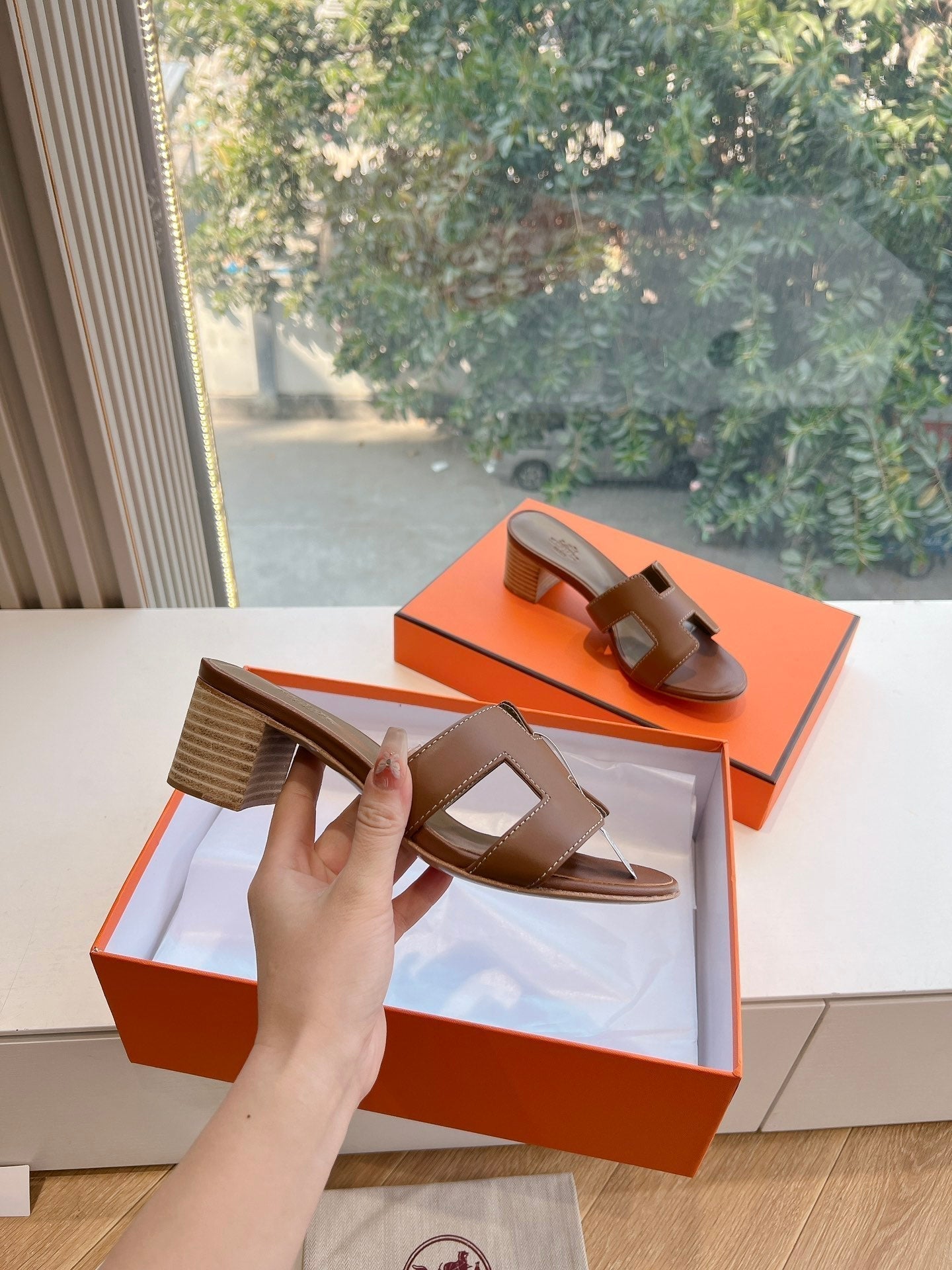 HERMES 0ASIS SANDAL IN CHOCOLATE BROWN CALFSKIN