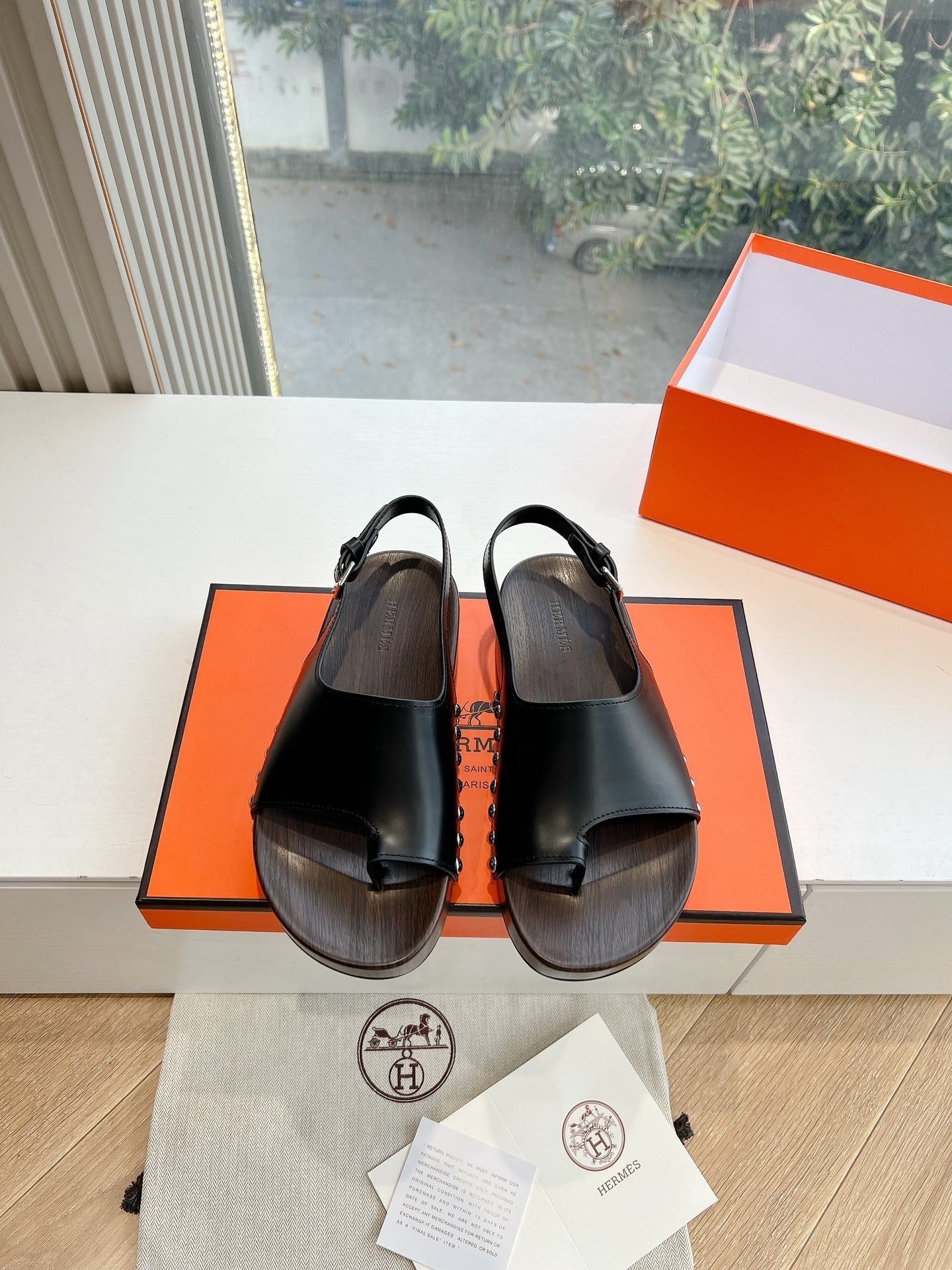 HERMES FLAT SANDAL IN BLACK CALFSKIN