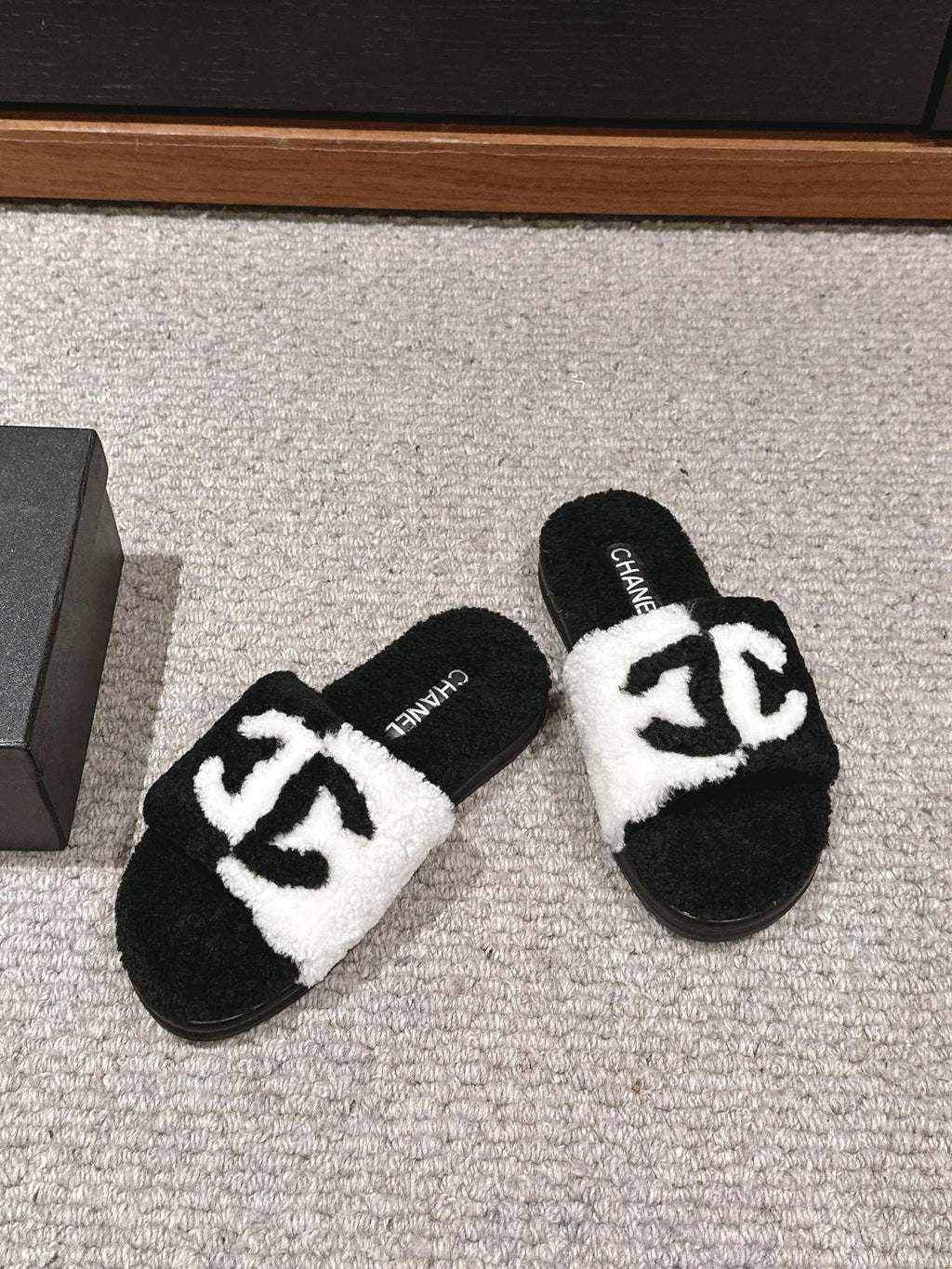 CHANEL SLIPPERS IN BLACK MIX WHITE FLEECE