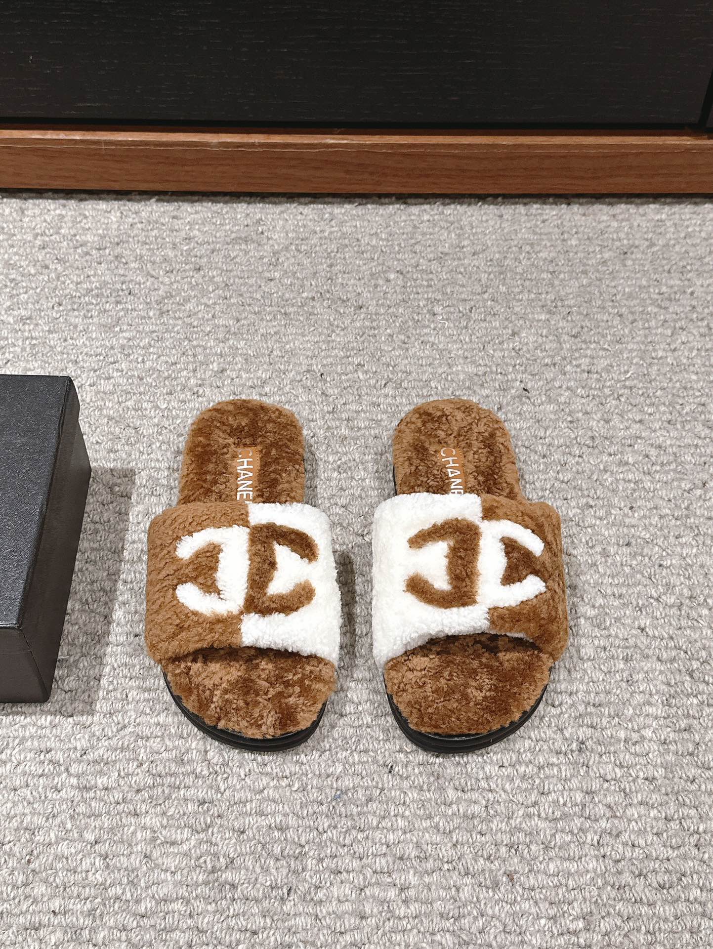 CHANEL SLIPPERS IN CIDER BROWN MIX WHITE FLEECE