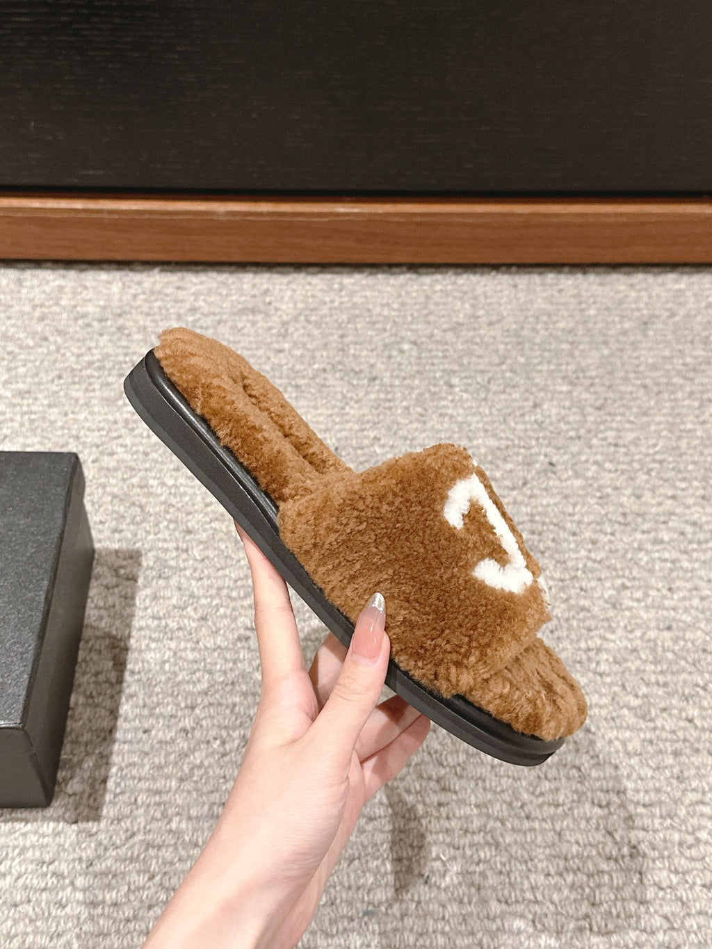 CHANEL SLIPPERS IN CIDER BROWN MIX WHITE FLEECE