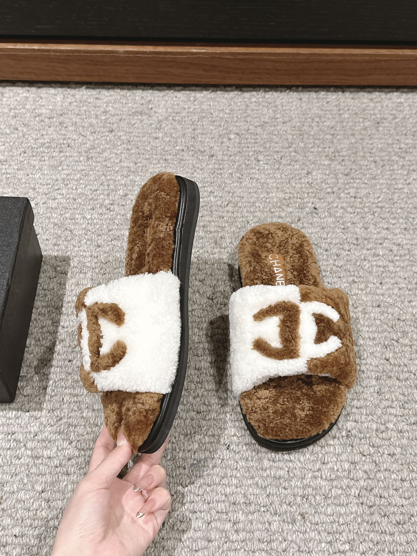 CHANEL SLIPPERS IN CIDER BROWN MIX WHITE FLEECE
