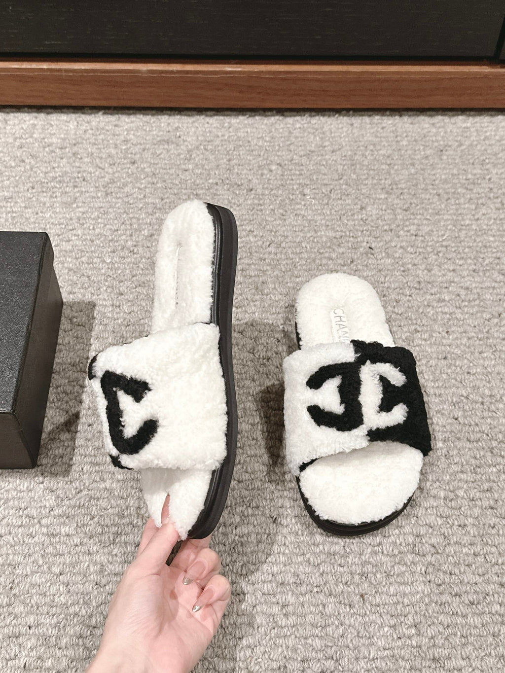 CHANEL SLIPPERS IN WHITE MIX BLACK FLEECE