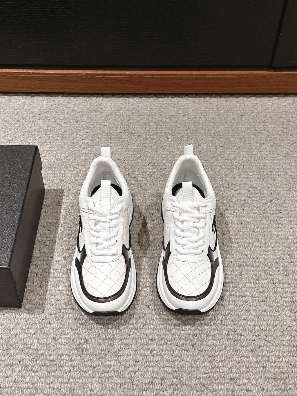 CHANEL CLASSIC SNEAKER IN WHITE MIX BLACK LAMBSKIN