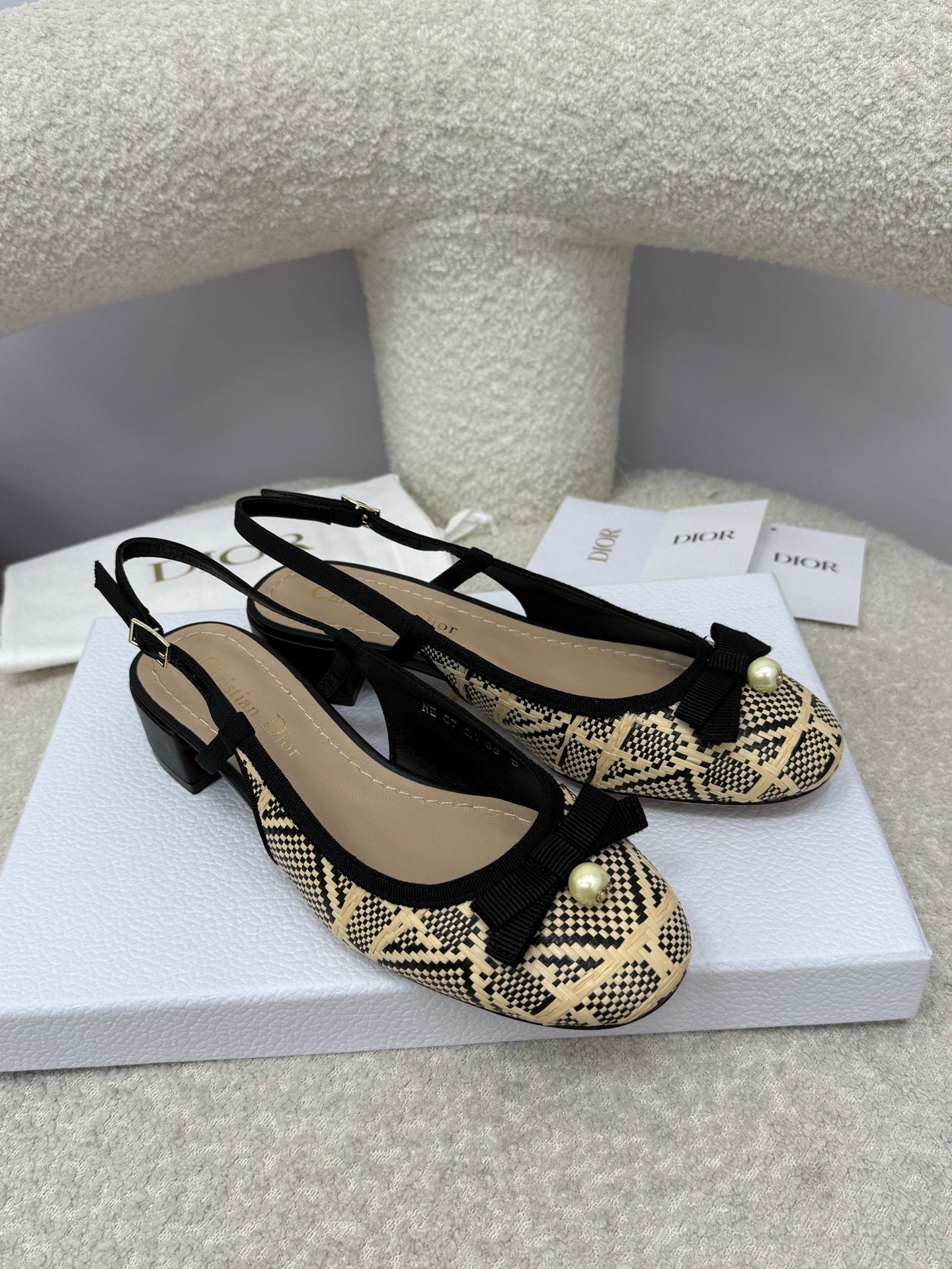 DIOR HIGH SLINGBACK 30 MM 25S IN BLACK AND BEIGE RAFFIA WITH PEARL