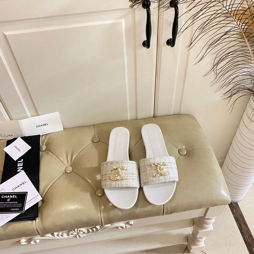 CHANEL SLIPPERS IN WHITE CREAM TWEED MULE