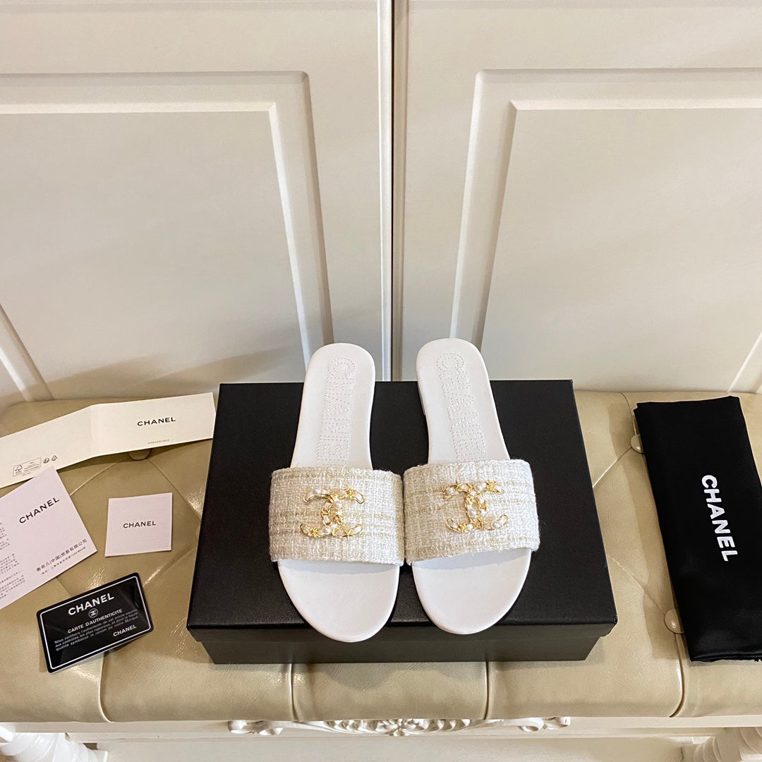 CHANEL SLIPPERS IN WHITE CREAM TWEED MULE