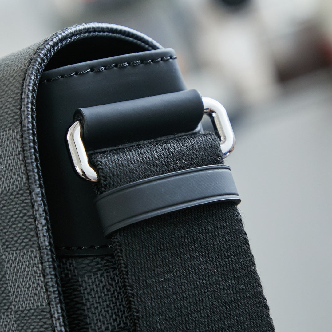 LOUIS VUITTON DISTRICT 25 IN GREY BLACK DAMIER GRAPHITE CANVAS