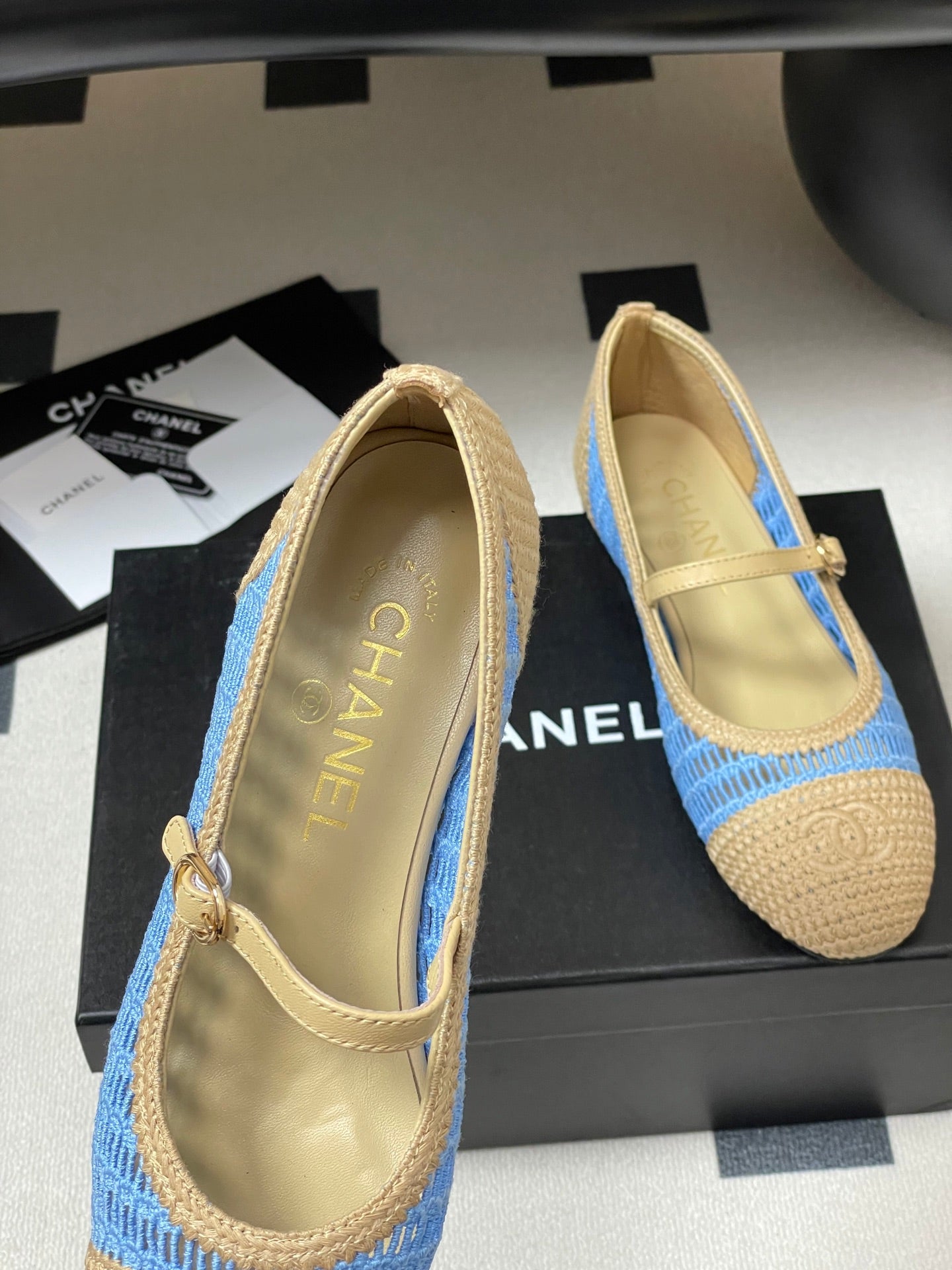 CHANEL BALLET MARY JANE 10MM IN NATURAL BEIGE AND BLUE RAFFIA
