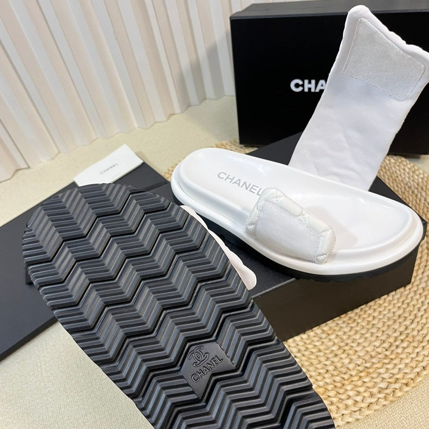 CHANEL New Style Diamond Buckle Double C Thick Bottom Slippers White Sheepskin