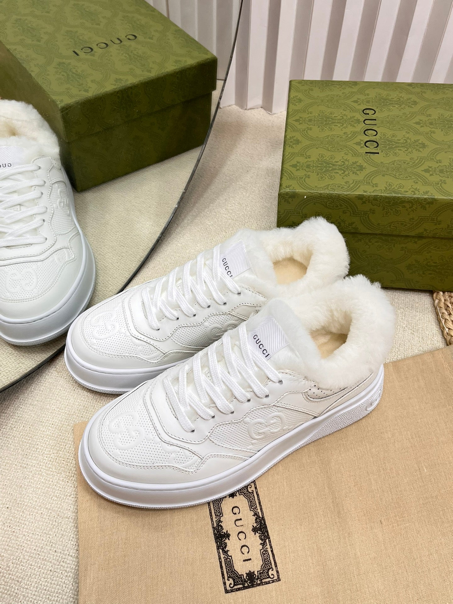 GUCCI SNEAKER IN RICE WHITE CALFSKIN AND LAMB WOOL LINING
