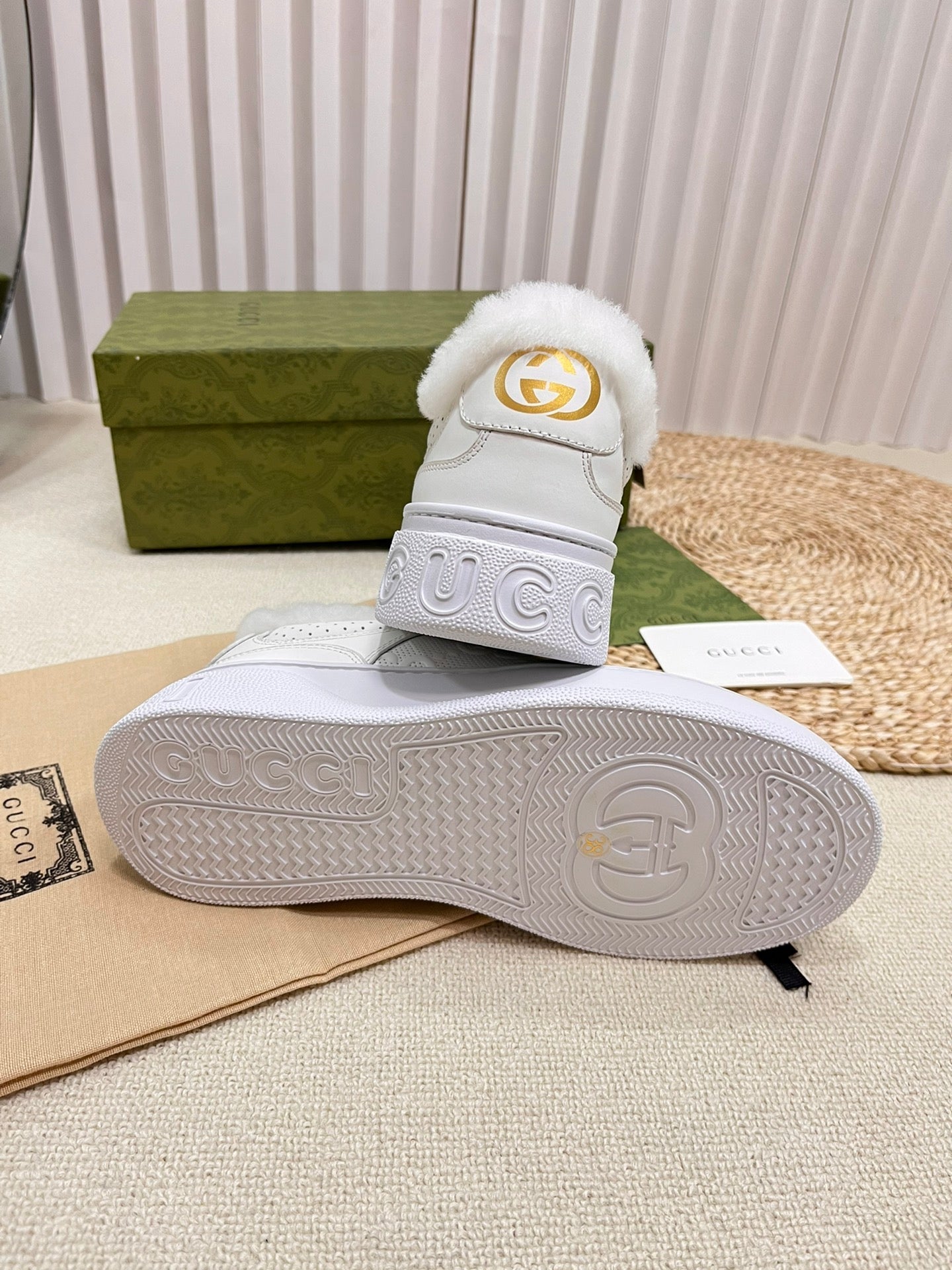 GUCCI SNEAKER IN RICE WHITE CALFSKIN AND LAMB WOOL LINING