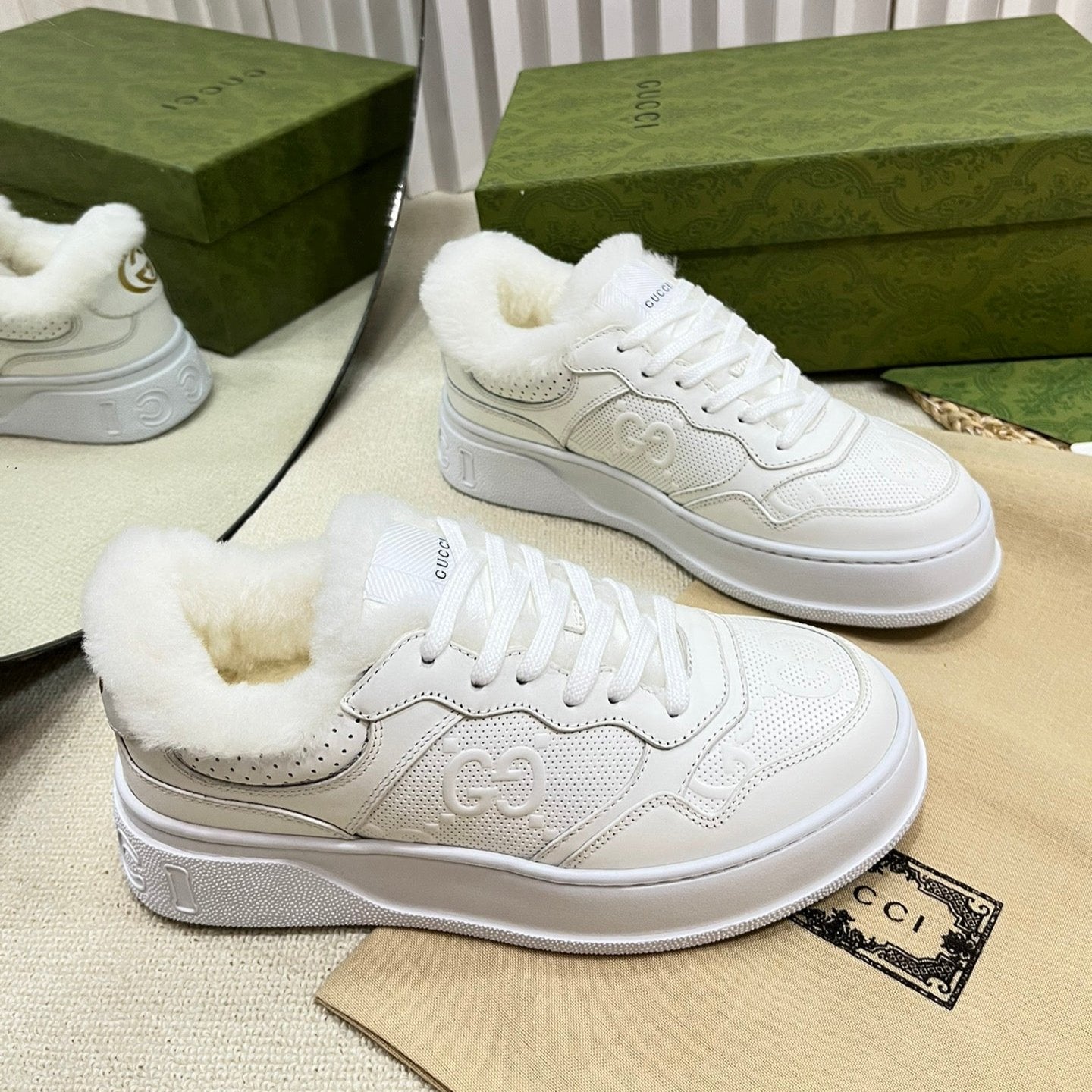 GUCCI SNEAKER IN RICE WHITE CALFSKIN AND LAMB WOOL LINING