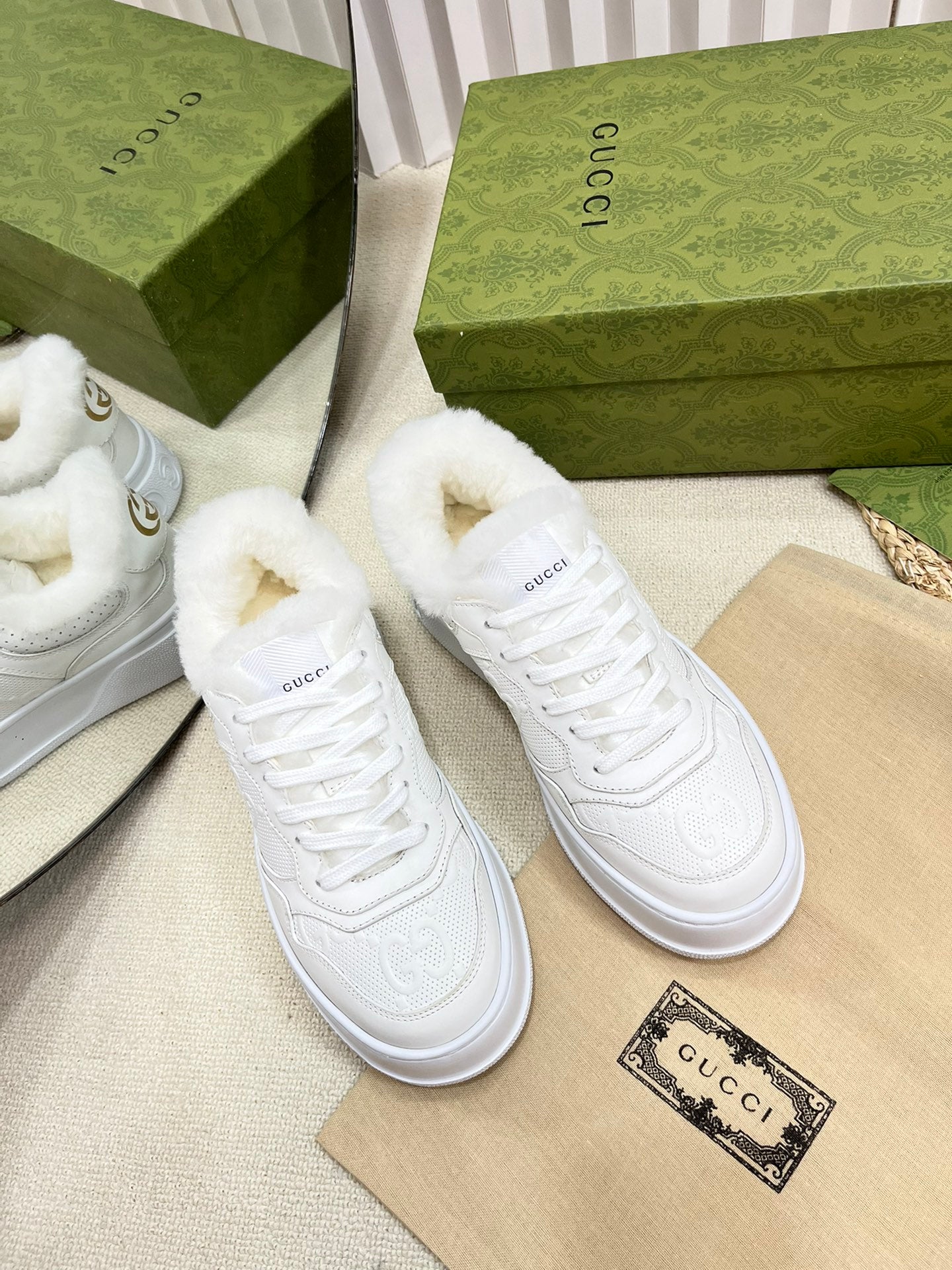 GUCCI SNEAKER IN RICE WHITE CALFSKIN AND LAMB WOOL LINING