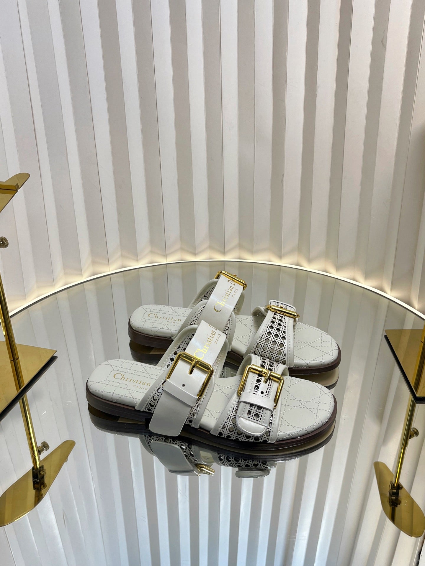DIOR D-AVENUE SLIDES 25S IN WHITE CALFSKIN MICRO CANNAGE MOTIF