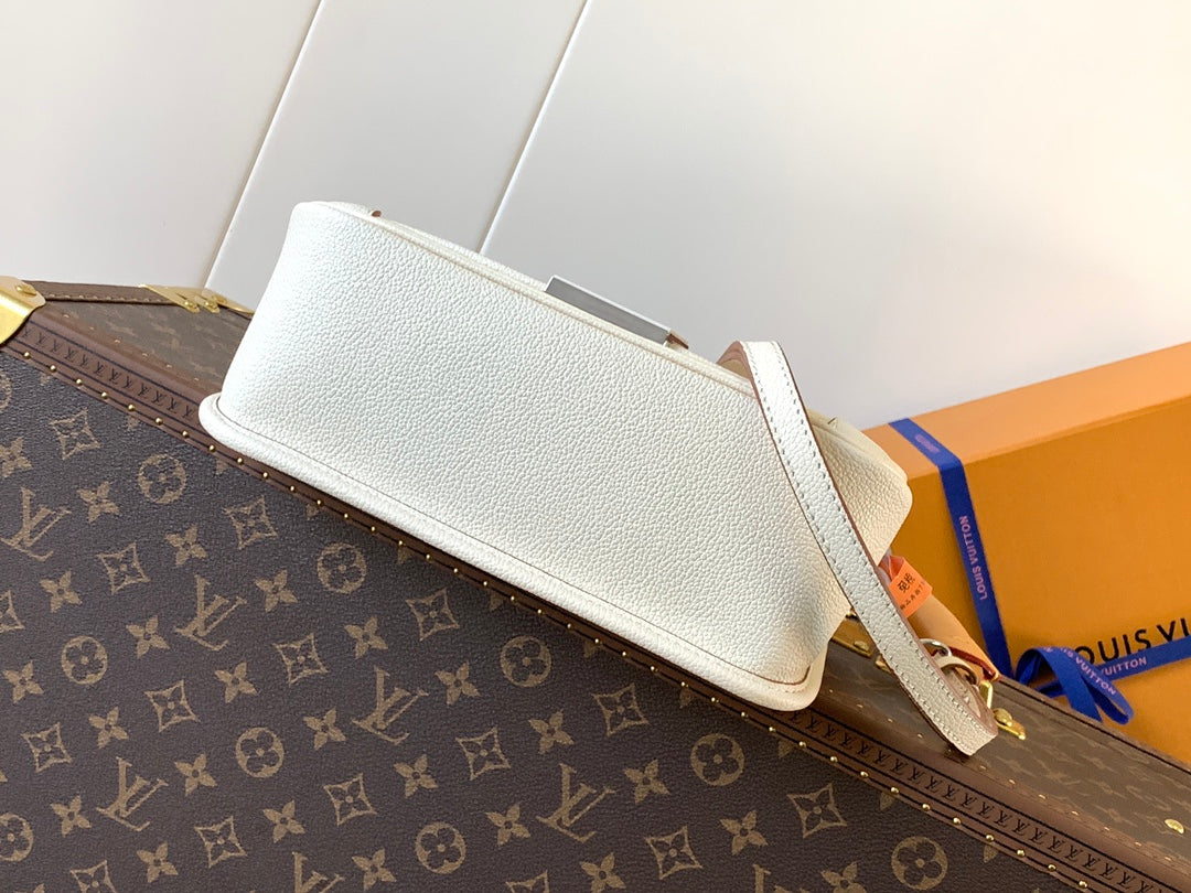 LOUIS VUITTON BUCI BAG 24 IN QUARTZ WHITE EPI GRAIN COWHIDE
