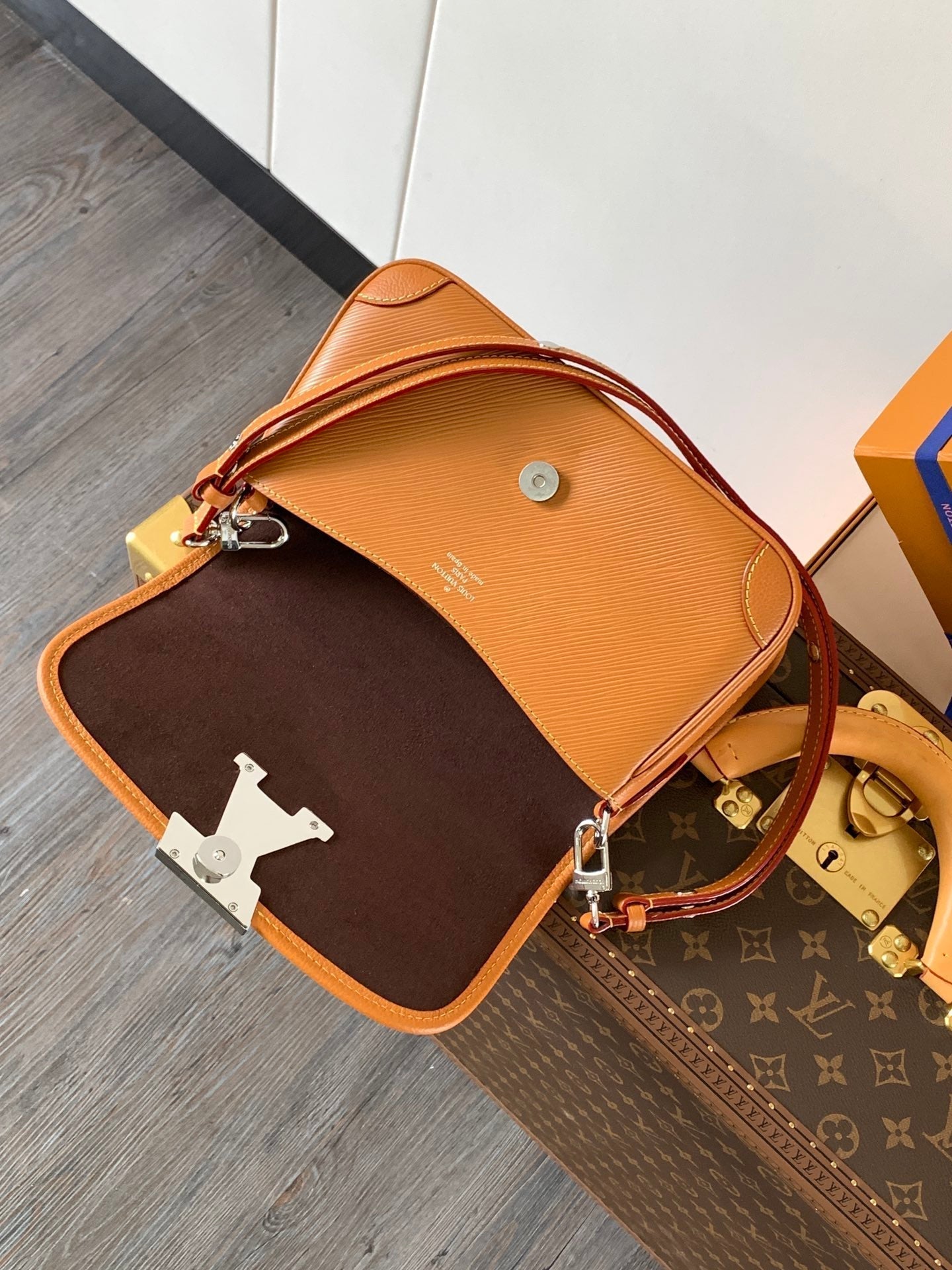 LOUIS VUITTON BUCI BAG 24 IN GOLD MIEL BROWN EPI GRAIN COWHIDE