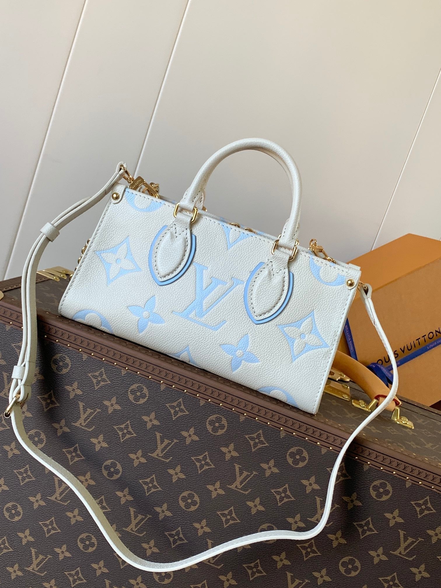 LOUIS VUITTON LV 25S ONTHEGO EAST WEST BAG 25 IN WHITE BLUE CALFSKIN MONOGRAM EMPREINTE