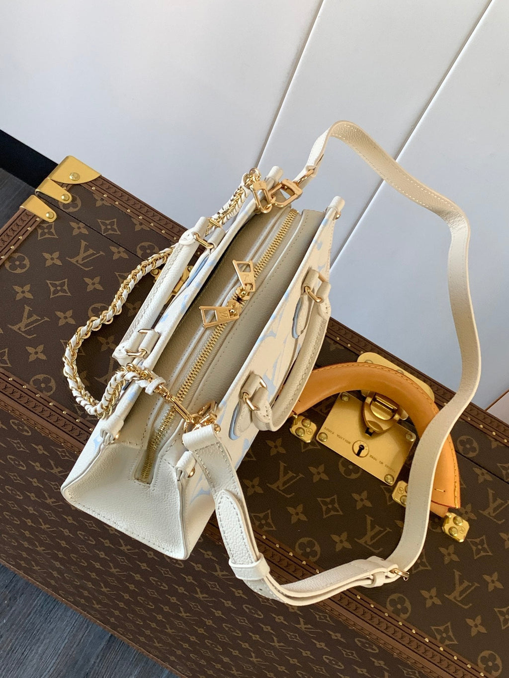 LOUIS VUITTON LV 25S ONTHEGO EAST WEST BAG 25 IN WHITE BLUE CALFSKIN MONOGRAM EMPREINTE