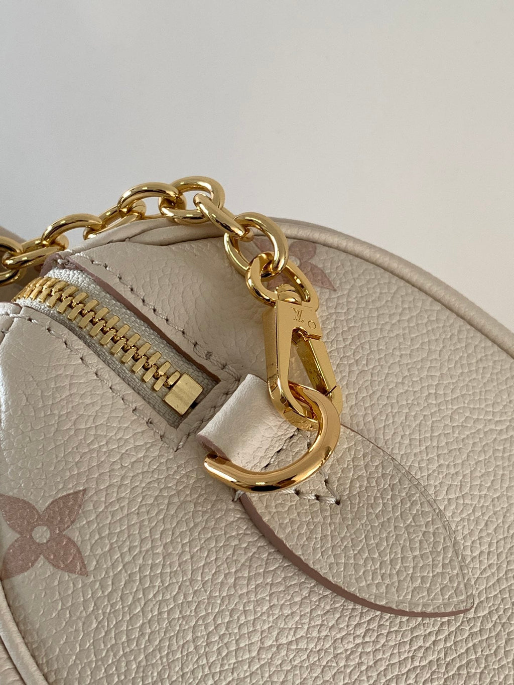 LOUIS VUITTON SPEEDY BANDOULIÈRE 21 IN WHITE AND PINK MONOGRAM CANVAS