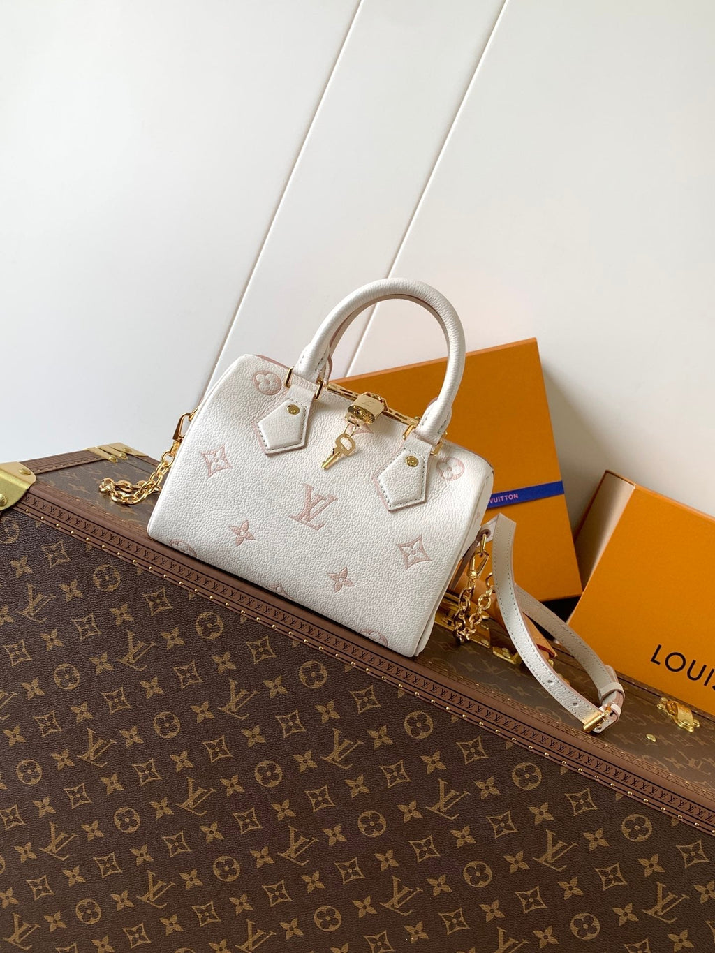 LOUIS VUITTON SPEEDY BANDOULIÈRE 21 IN WHITE AND PINK MONOGRAM CANVAS