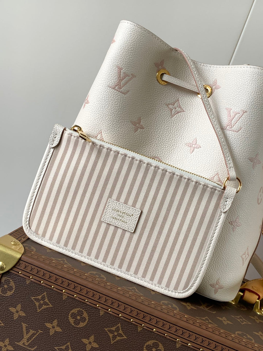 LOUIS VUITTON NÉONOÉ 26 IN WHITE AND PINK MONOGRAM CANVAS