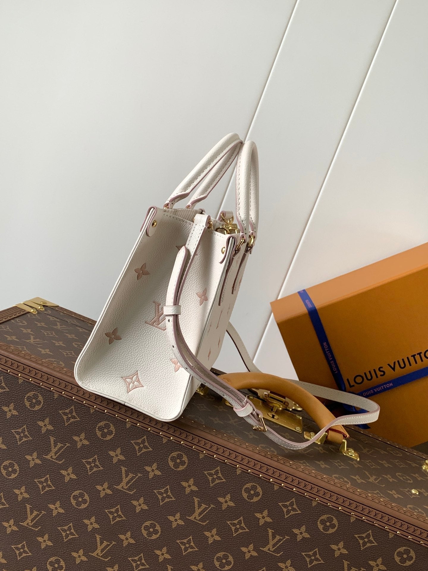 LOUIS VUITTON ONTHEGO 25 IN WHITE AND PINK MONOGRAM CALFSKIN