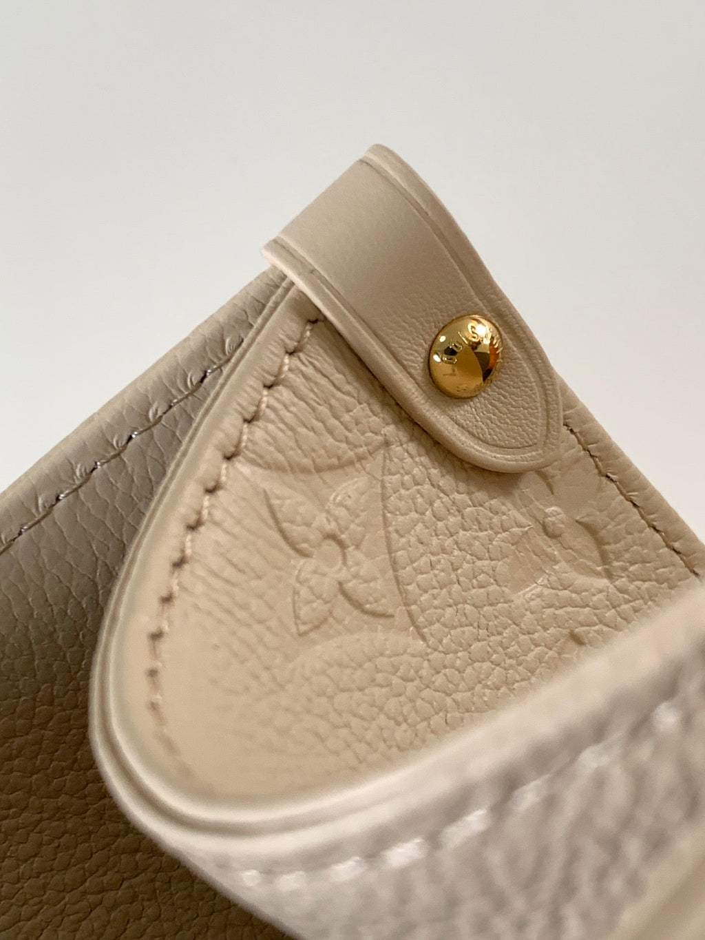 LOUIS VUITTON ONTHEGO 35 IN LIGHT BEIGE MONOGRAM CALFSKIN