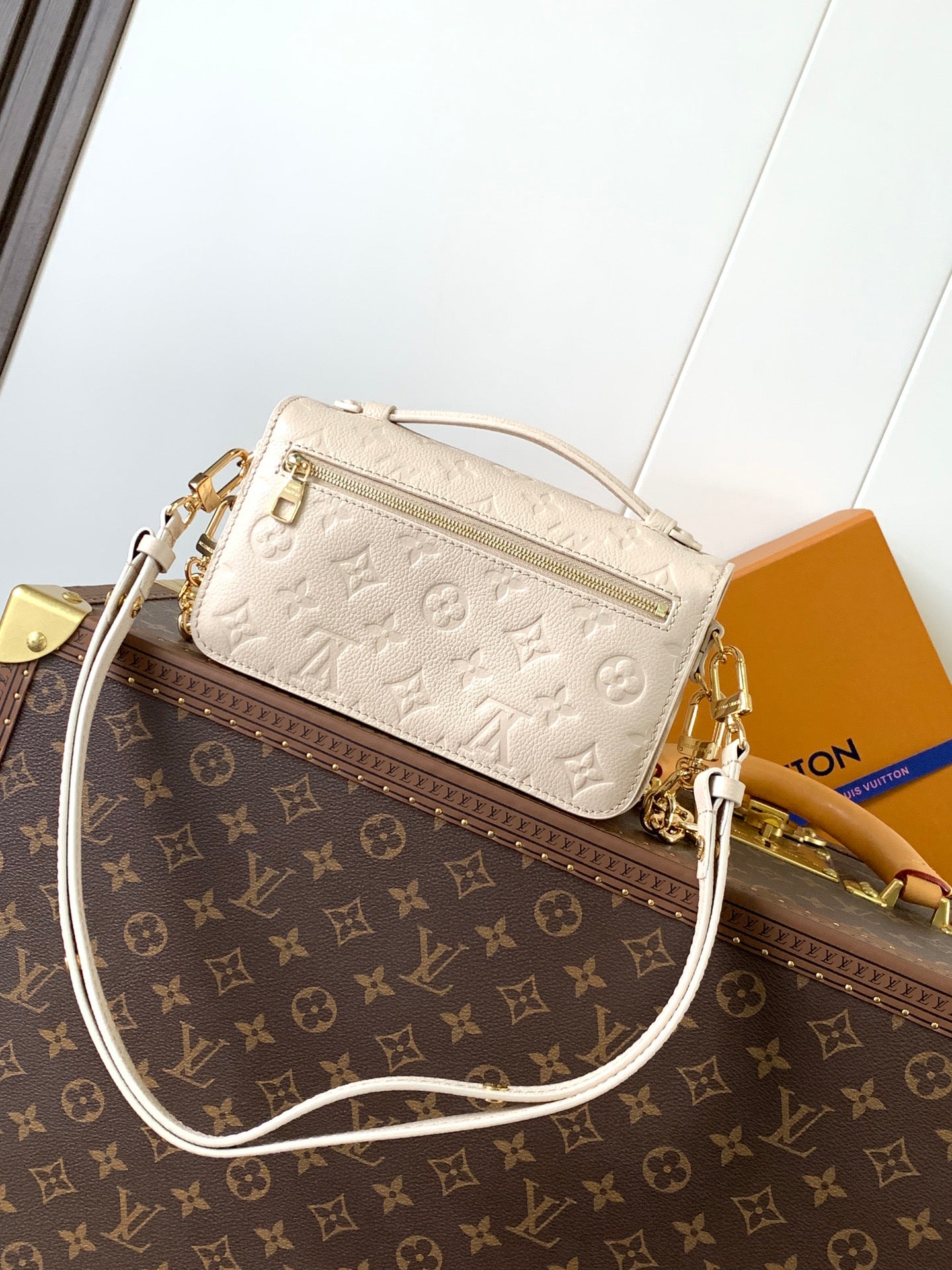 LOUIS VUITTON POCHETTE MÉTIS EAST WEST 22 IN LIGHT BEIGE MONOGRAM EMPREINTE CALFSKIN EMBOSSED