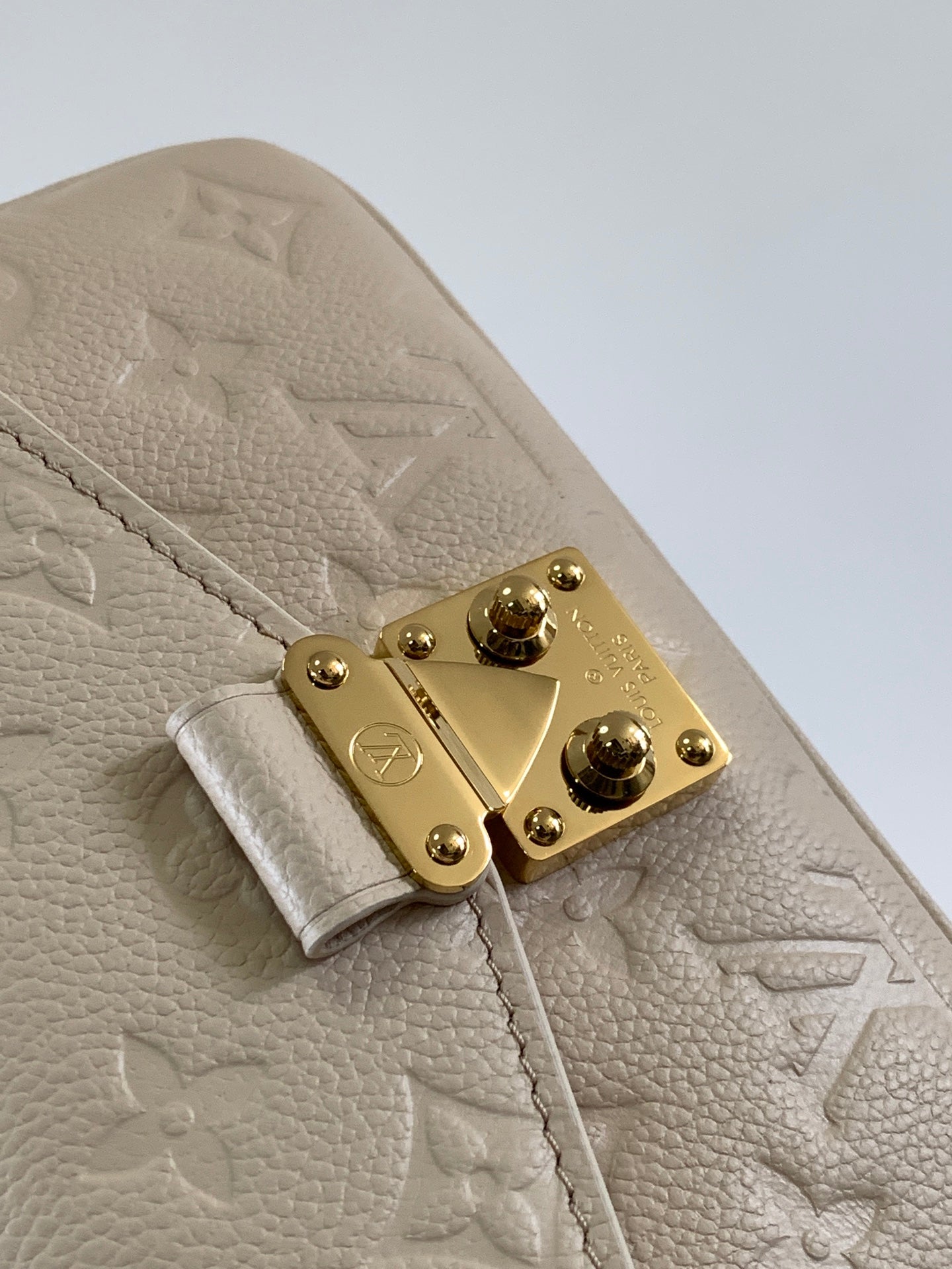 LOUIS VUITTON POCHETTE MÉTIS EAST WEST 22 IN LIGHT BEIGE MONOGRAM EMPREINTE CALFSKIN EMBOSSED