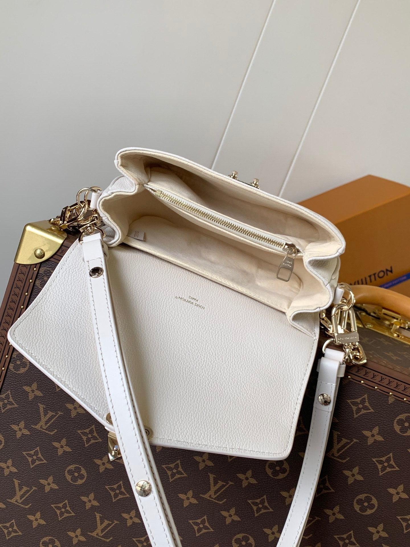 LOUIS VUITTON LV 25S EAST WEST POCHETTE MÉTIS BAG 21 IN BEIGE DREAM EMBOSSED TEXTURED CALFSKIN