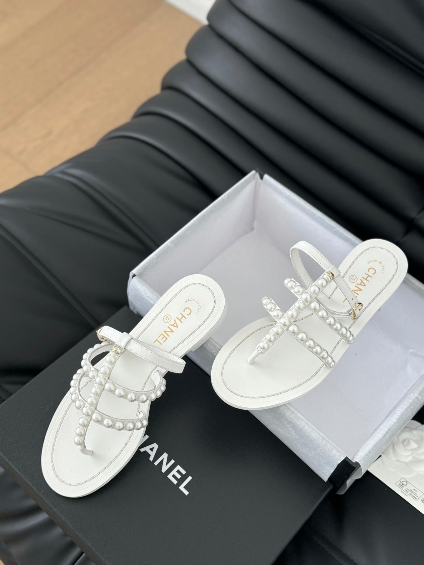 CHANEL MULE SLIPPERS WITH PEARL CHAIN IN WHITE LAMBSKIN