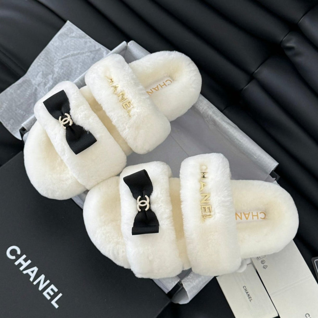 CHANEL DAD SANDAL MULE IN WHITE FLEECE WITH GOLD HARDWARE
