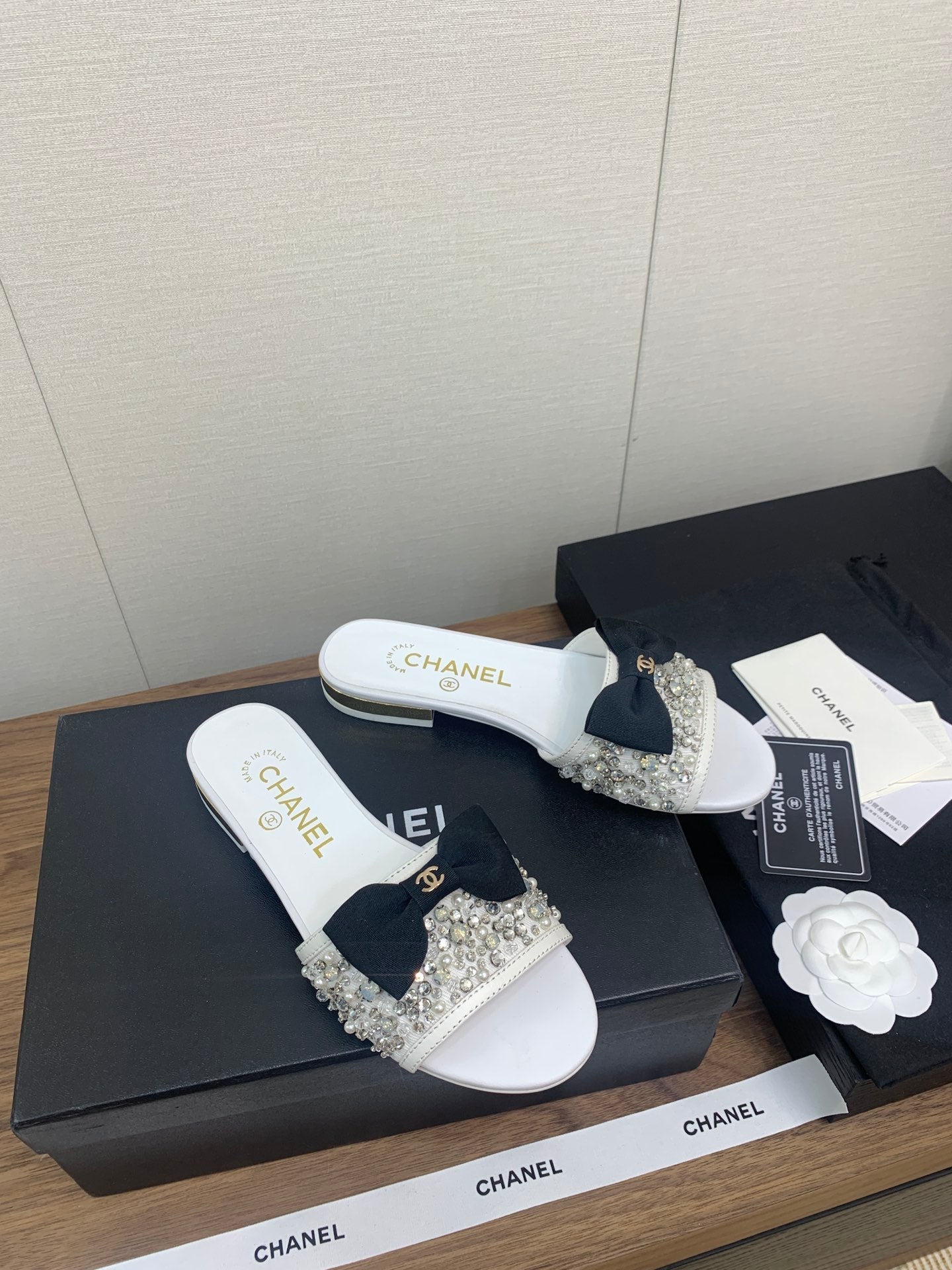 CHANEL BOW SLIPPERS IN WHITE LAMBSKIN WITH RHINESTONES