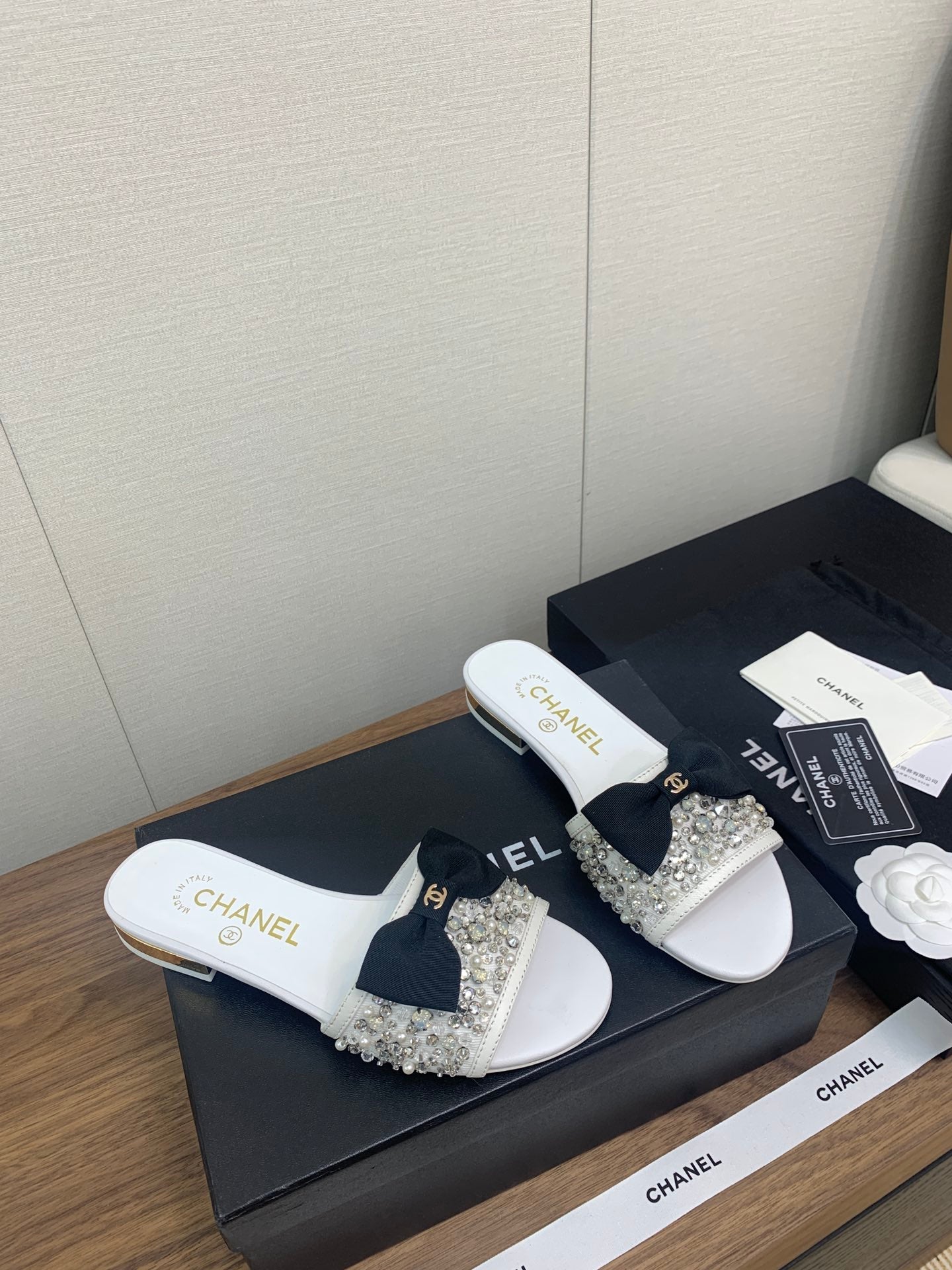 CHANEL BOW SLIPPERS IN WHITE LAMBSKIN WITH RHINESTONES